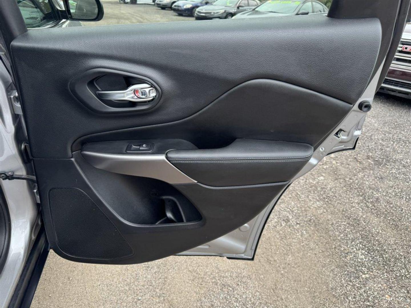 2019 Silver /Black Jeep Cherokee (1C4PJLCX1KD) with an 3.2l V6 Smpi Dohc 3.2l engine, Automatic transmission, located at 745 East Steele Rd., West Columbia, SC, 29170, (803) 755-9148, 33.927212, -81.148483 - Special Internet Price! 2019 Jeep Cherokee - Photo#21