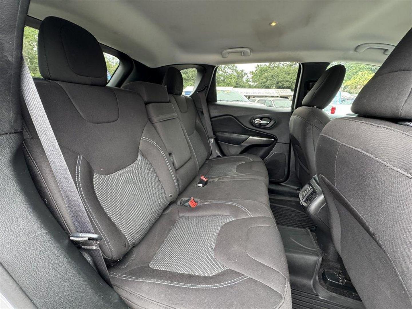 2019 Silver /Black Jeep Cherokee (1C4PJLCX1KD) with an 3.2l V6 Smpi Dohc 3.2l engine, Automatic transmission, located at 745 East Steele Rd., West Columbia, SC, 29170, (803) 755-9148, 33.927212, -81.148483 - Special Internet Price! 2019 Jeep Cherokee - Photo#22