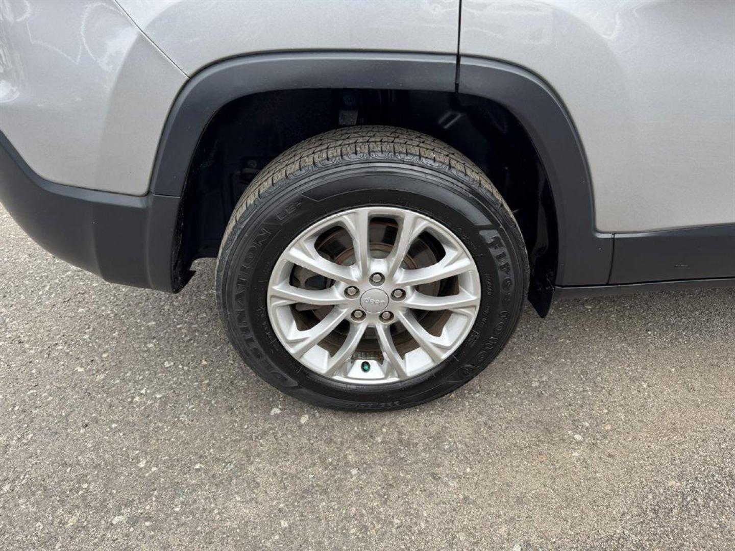 2019 Silver /Black Jeep Cherokee (1C4PJLCX1KD) with an 3.2l V6 Smpi Dohc 3.2l engine, Automatic transmission, located at 745 East Steele Rd., West Columbia, SC, 29170, (803) 755-9148, 33.927212, -81.148483 - Special Internet Price! 2019 Jeep Cherokee - Photo#28