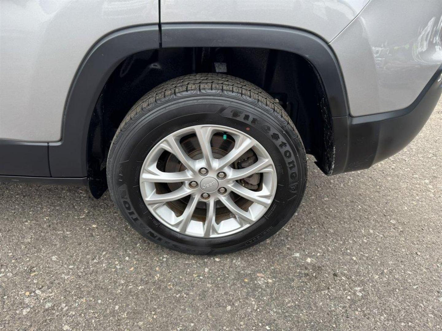 2019 Silver /Black Jeep Cherokee (1C4PJLCX1KD) with an 3.2l V6 Smpi Dohc 3.2l engine, Automatic transmission, located at 745 East Steele Rd., West Columbia, SC, 29170, (803) 755-9148, 33.927212, -81.148483 - Special Internet Price! 2019 Jeep Cherokee - Photo#29