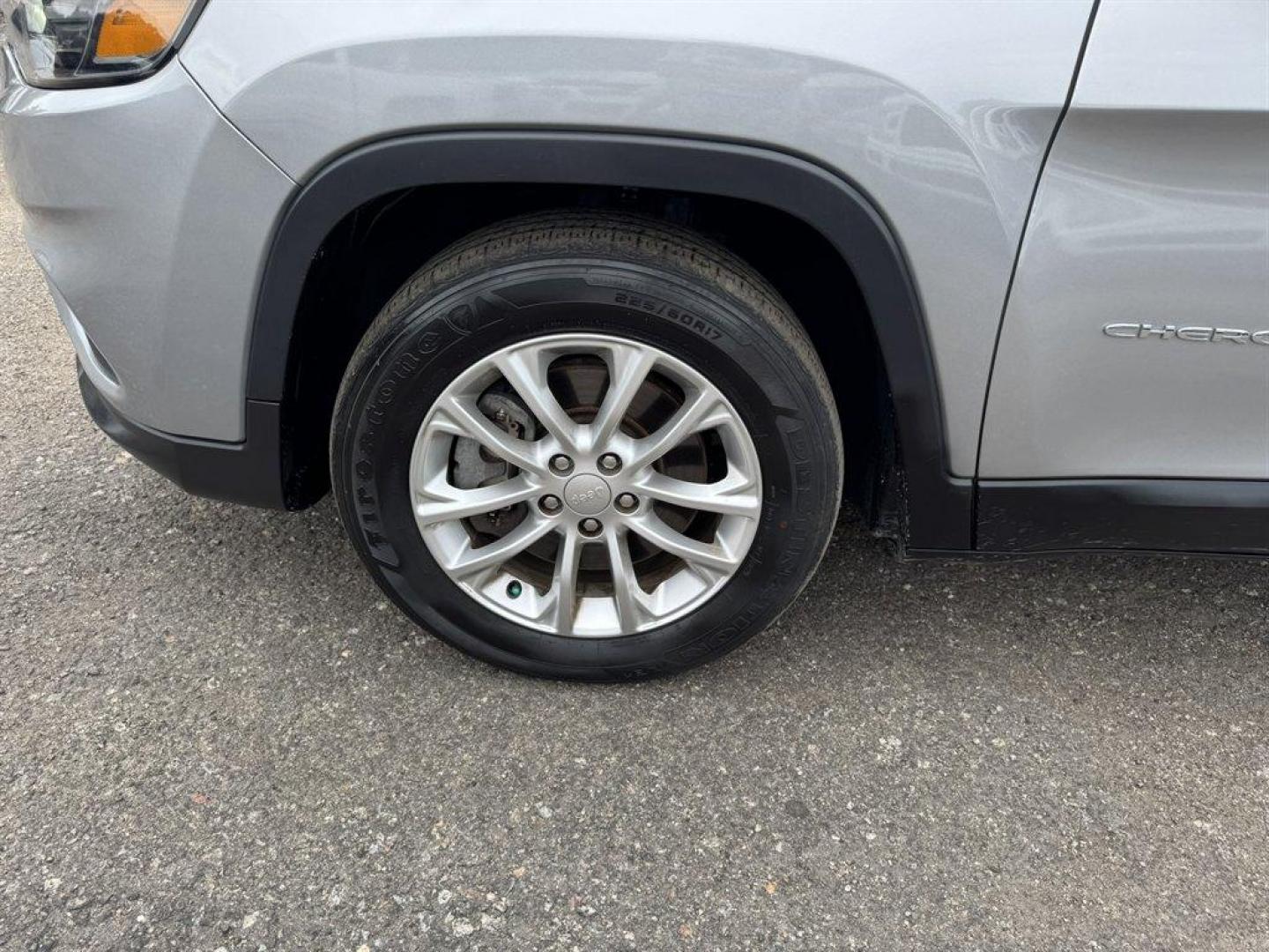 2019 Silver /Black Jeep Cherokee (1C4PJLCX1KD) with an 3.2l V6 Smpi Dohc 3.2l engine, Automatic transmission, located at 745 East Steele Rd., West Columbia, SC, 29170, (803) 755-9148, 33.927212, -81.148483 - Special Internet Price! 2019 Jeep Cherokee - Photo#30