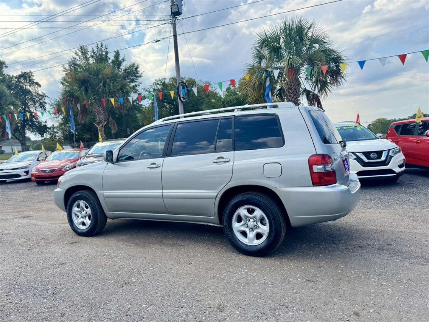 2005 Silver /Grey Toyota Highlander (JTEGD21A050) with an 2.4l I-4 SFI Dohc 2.4l engine, Automatic transmission, located at 745 East Steele Rd., West Columbia, SC, 29170, (803) 755-9148, 33.927212, -81.148483 - Special Internet Price! 2005 Toyota Highlander - Photo#5