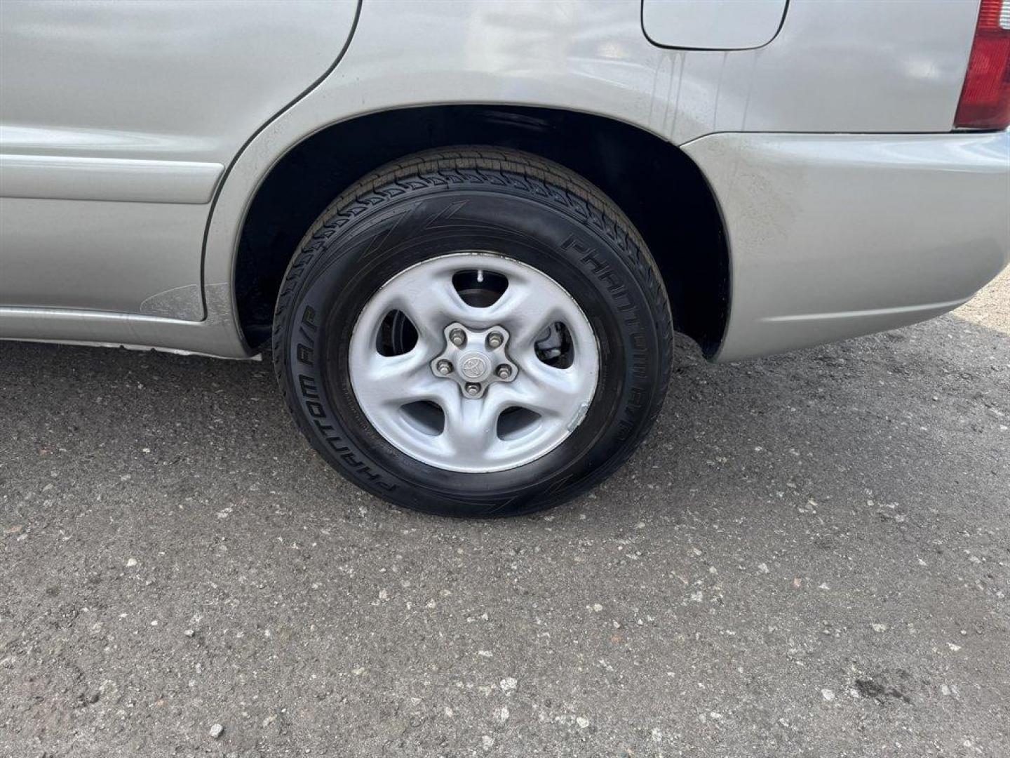 2005 Silver /Grey Toyota Highlander (JTEGD21A050) with an 2.4l I-4 SFI Dohc 2.4l engine, Automatic transmission, located at 745 East Steele Rd., West Columbia, SC, 29170, (803) 755-9148, 33.927212, -81.148483 - Special Internet Price! 2005 Toyota Highlander - Photo#24