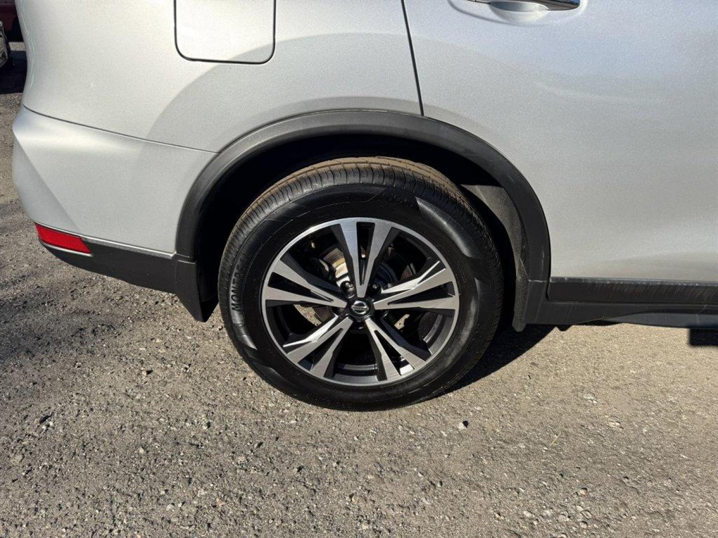 2019 Silver /Black Nissan Rogue (JN8AT2MV9KW) with an 2.5l I-4 MPI Dohc 2.5l engine, Automatic transmission, located at 745 East Steele Rd., West Columbia, SC, 29170, (803) 755-9148, 33.927212, -81.148483 - Special Internet Price! 2019 Nissan Rogue - Photo#32