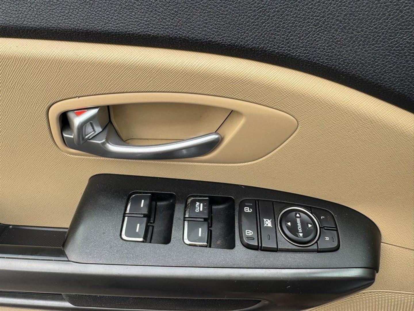 2019 Blue /Tan Kia Sedona (KNDMB5C15K6) with an 3.3l V6 DI Dohc 3.3l engine, Automatic transmission, located at 745 East Steele Rd., West Columbia, SC, 29170, (803) 755-9148, 33.927212, -81.148483 - Special Internet Price! 2019 Kia Sedona - Photo#20