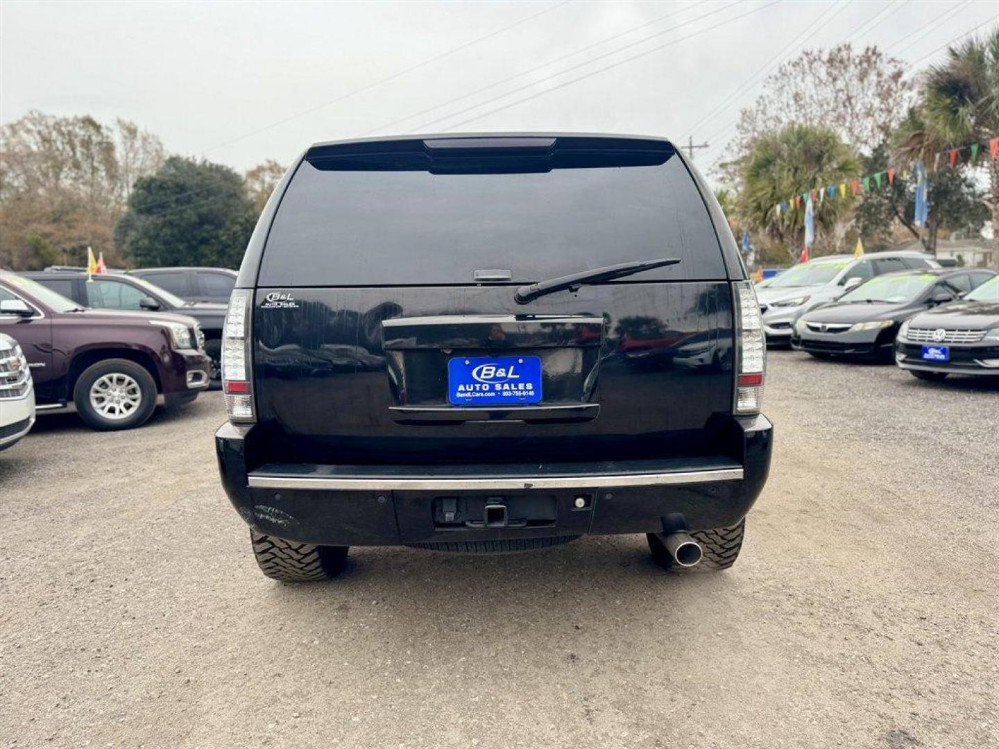 2008 Black /Black GMC Yukon (1GKEC63828J) with an 6.2l V8 SFI OHV HO 6.2l engine, Automatic transmission, located at 745 East Steele Rd., West Columbia, SC, 29170, (803) 755-9148, 33.927212, -81.148483 - Photo#4