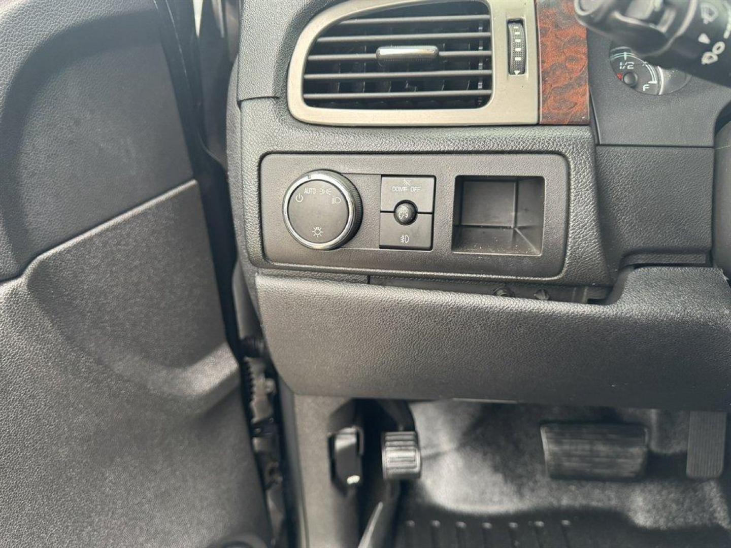 2008 Black /Black GMC Yukon (1GKEC63828J) with an 6.2l V8 SFI OHV HO 6.2l engine, Automatic transmission, located at 745 East Steele Rd., West Columbia, SC, 29170, (803) 755-9148, 33.927212, -81.148483 - Photo#15