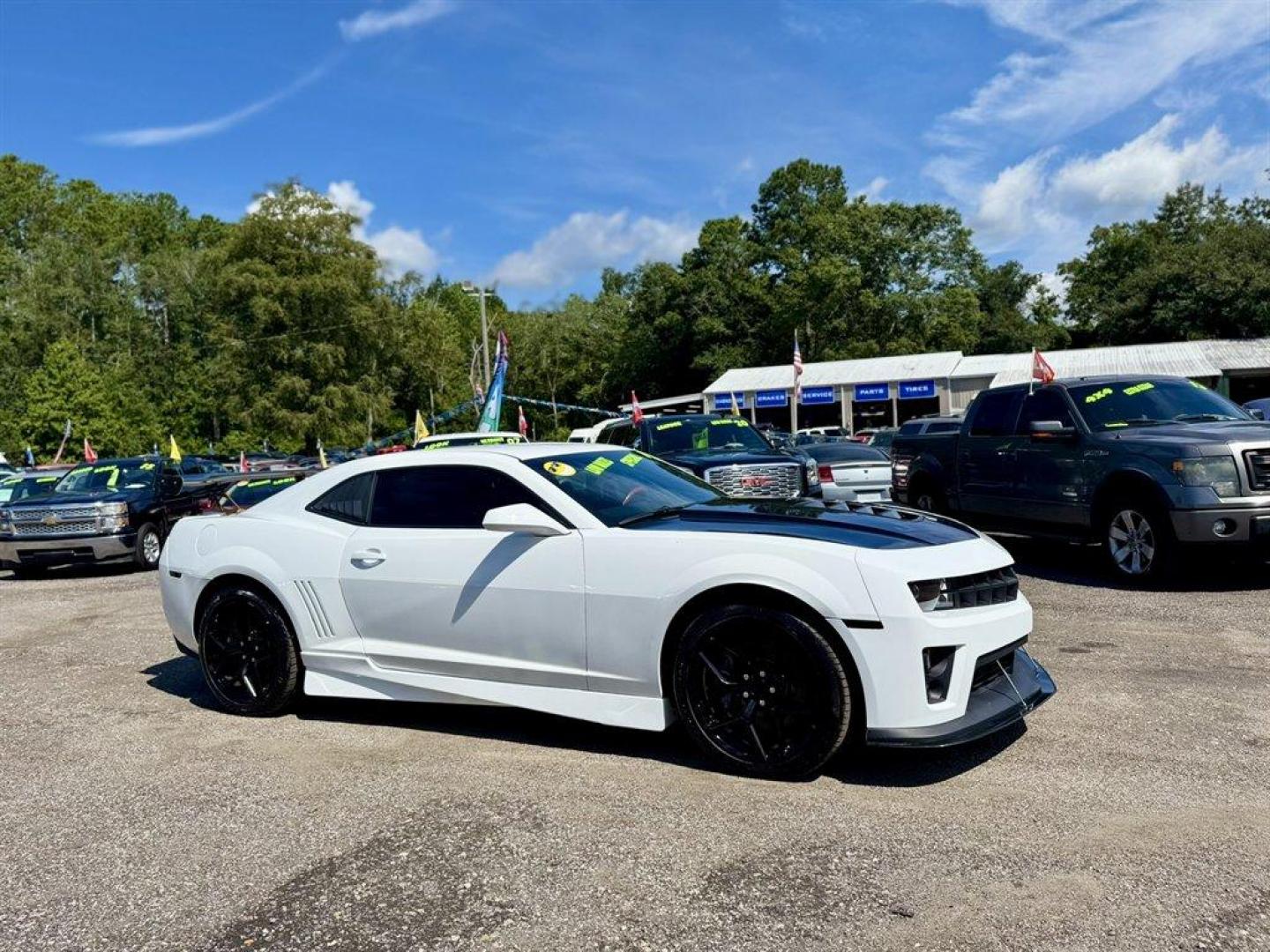 2012 White /Black Chevrolet Camaro (2G1FE1E34C9) with an 3.6l V6 Sidi Dohc Flex 3. engine, Manual transmission, located at 745 East Steele Rd., West Columbia, SC, 29170, (803) 755-9148, 33.927212, -81.148483 - Special Internet Price! 2012 Chevrolet Camaro - Photo#2