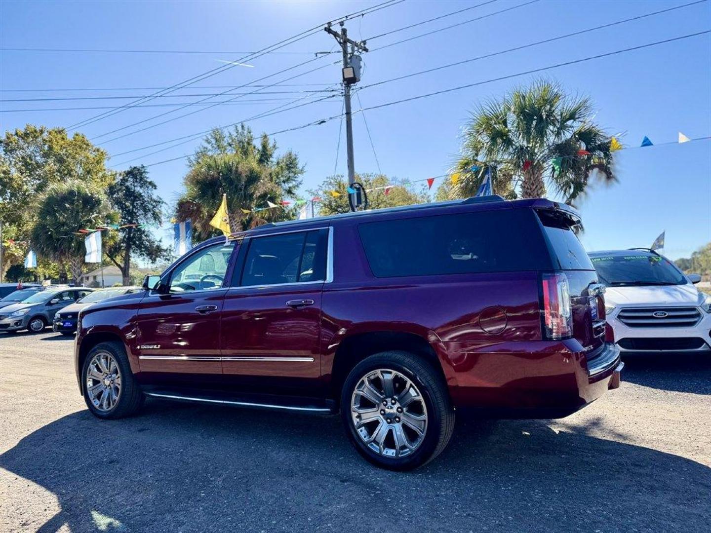 2016 Red /Black GMC Yukon XL (1GKS2HKJ7GR) with an 6.2l V8 DI VVT Flex 6.2l engine, Automatic transmission, located at 745 East Steele Rd., West Columbia, SC, 29170, (803) 755-9148, 33.927212, -81.148483 - Special Internet Price! 2016 GMC Yukon XL - Photo#5