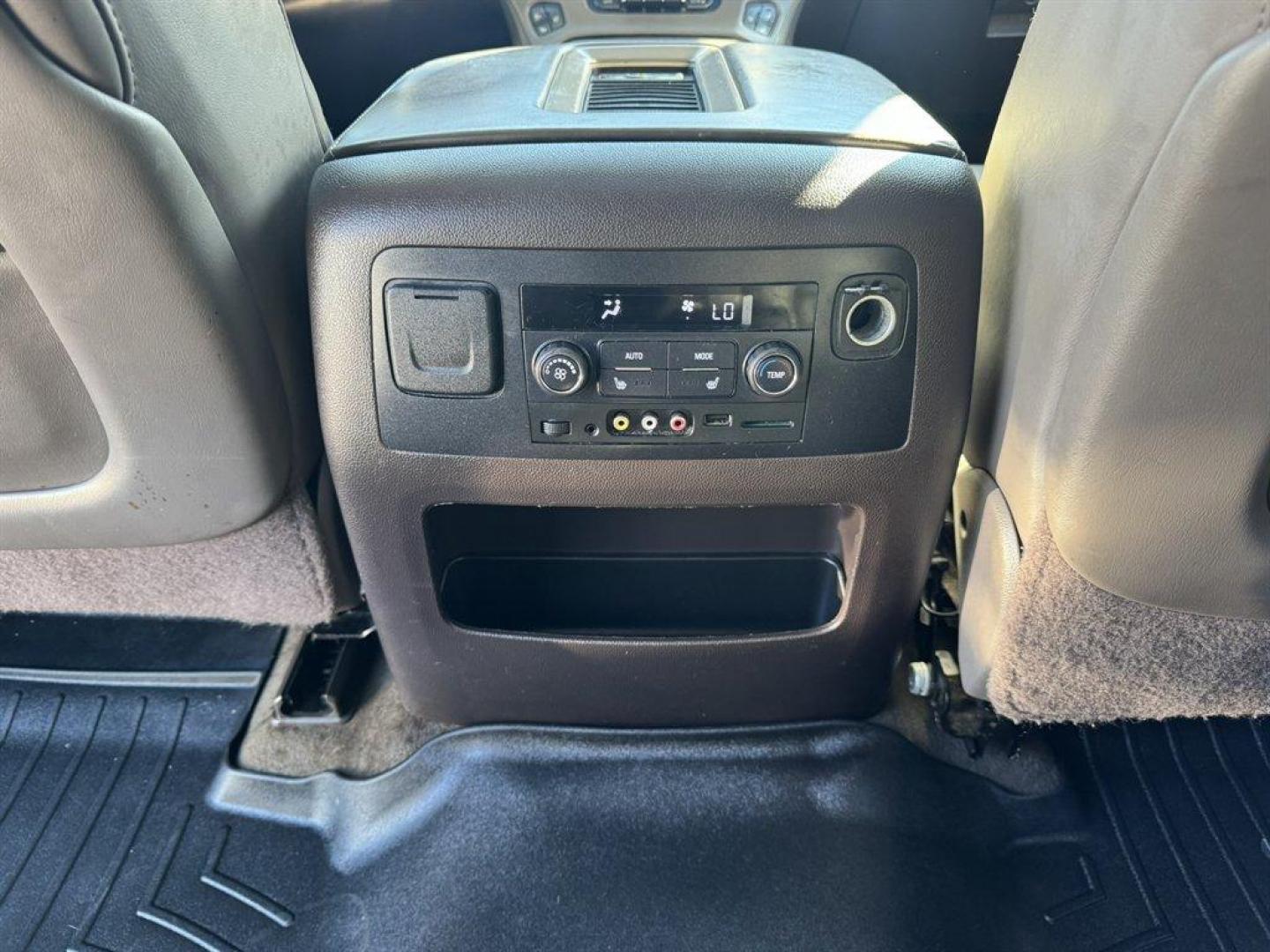 2016 Red /Black GMC Yukon XL (1GKS2HKJ7GR) with an 6.2l V8 DI VVT Flex 6.2l engine, Automatic transmission, located at 745 East Steele Rd., West Columbia, SC, 29170, (803) 755-9148, 33.927212, -81.148483 - Special Internet Price! 2016 GMC Yukon XL - Photo#25