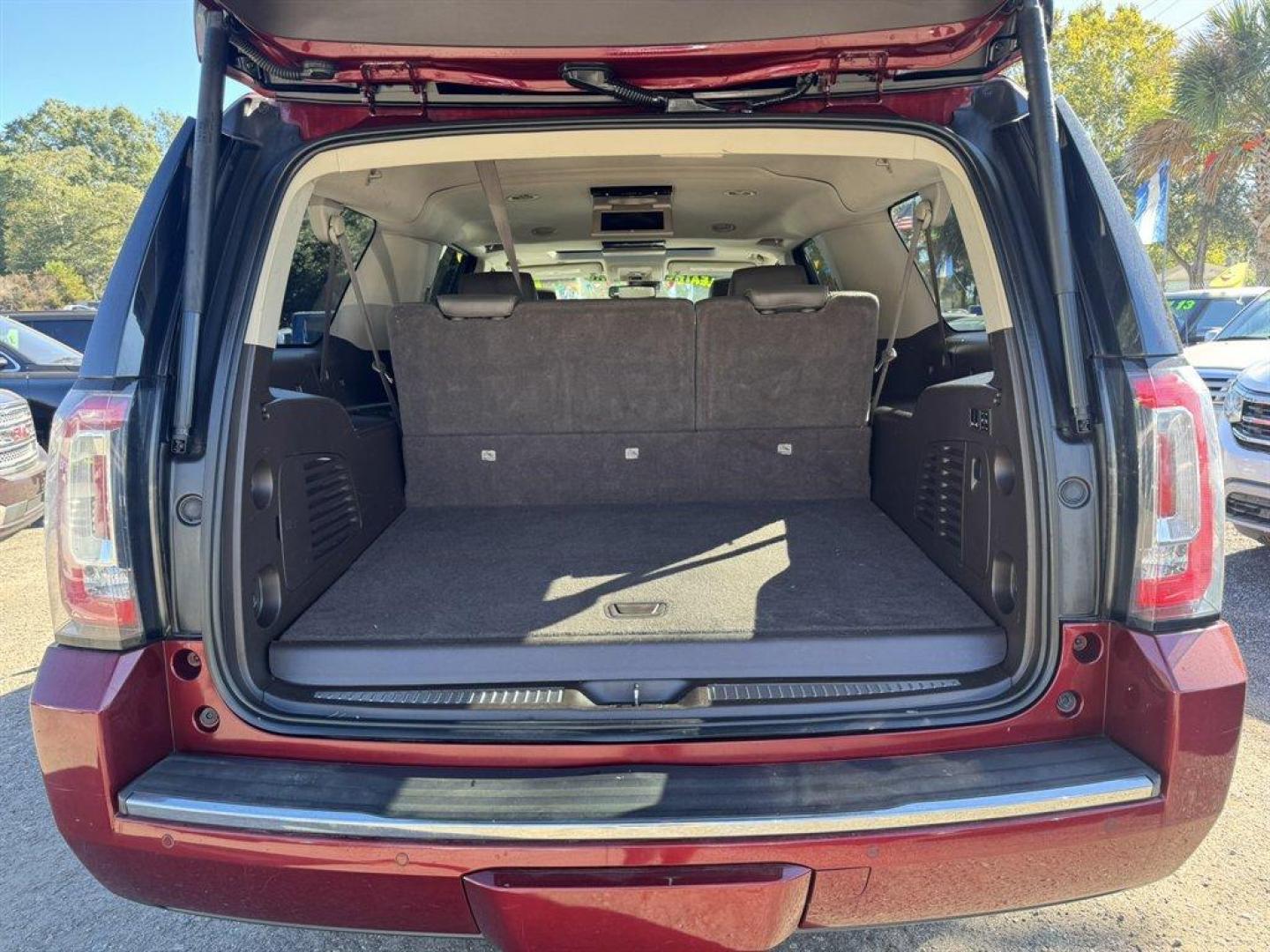 2016 Red /Black GMC Yukon XL (1GKS2HKJ7GR) with an 6.2l V8 DI VVT Flex 6.2l engine, Automatic transmission, located at 745 East Steele Rd., West Columbia, SC, 29170, (803) 755-9148, 33.927212, -81.148483 - Special Internet Price! 2016 GMC Yukon XL - Photo#31