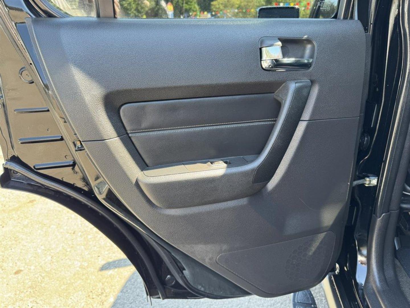 2006 Black /Black Hummer H3 (5GTDN136668) with an 3.5l I-5 MPI Dohc 3.5l engine, Automatic transmission, located at 745 East Steele Rd., West Columbia, SC, 29170, (803) 755-9148, 33.927212, -81.148483 - Special Internet Price! 2006 Hummer H3 - Photo#20