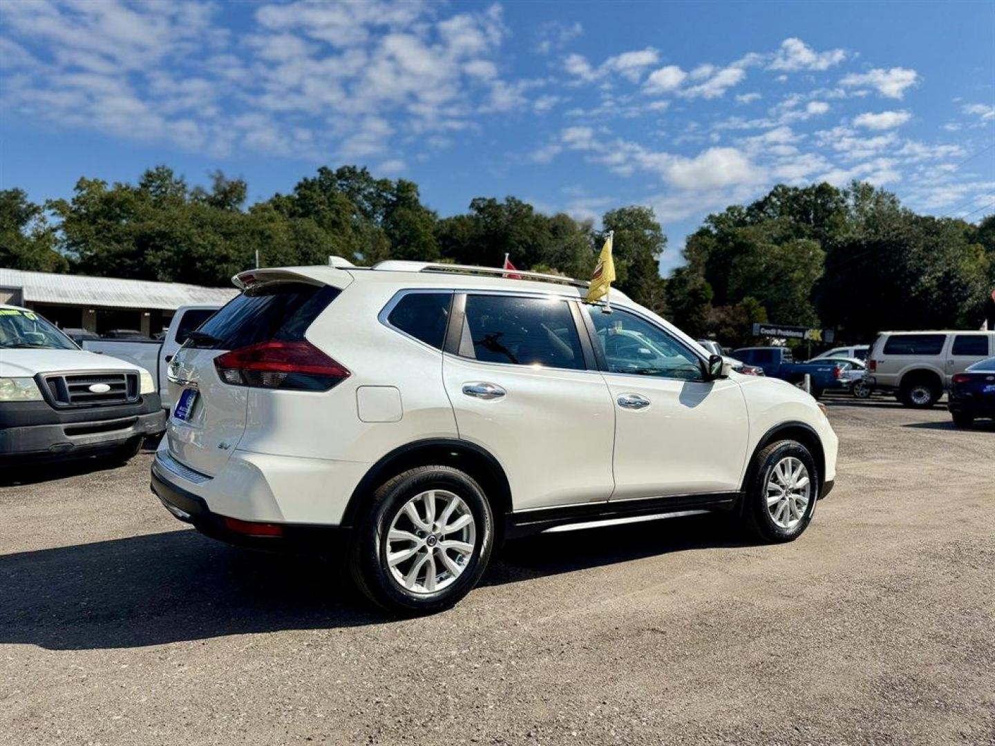 2018 White /Black Nissan Rogue (JN8AT2MT9JW) with an 2.5l I-4 MPI Dohc 2.5l engine, Automatic transmission, located at 745 East Steele Rd., West Columbia, SC, 29170, (803) 755-9148, 33.927212, -81.148483 - Special Internet Price! 2018 Nissan Rogue - Photo#3