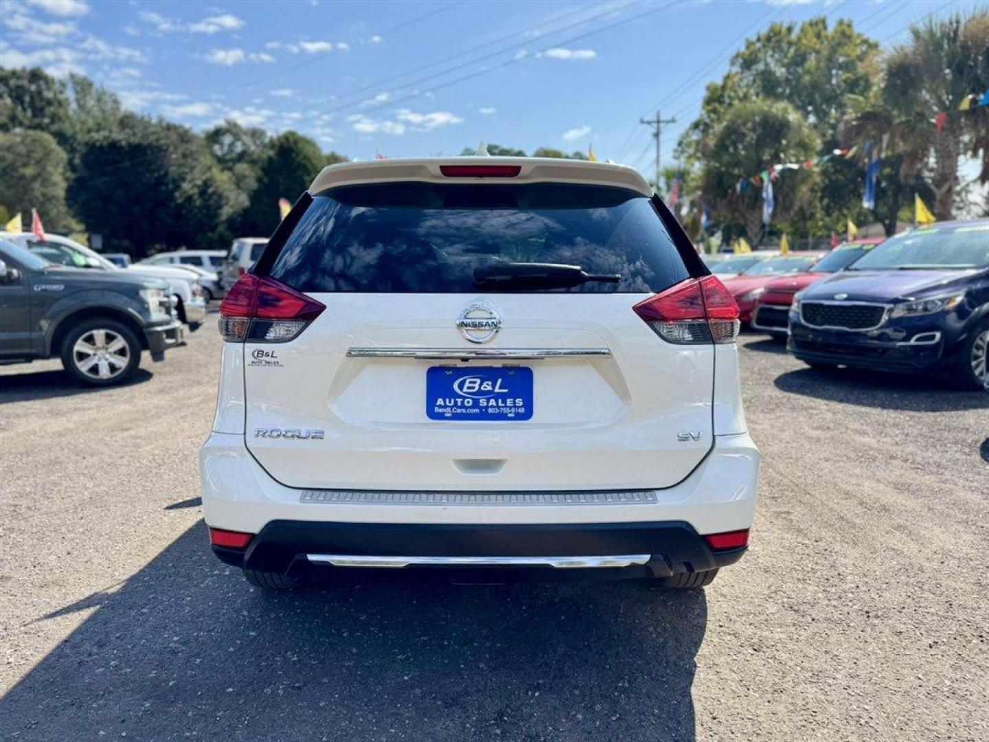 2018 White /Black Nissan Rogue (JN8AT2MT9JW) with an 2.5l I-4 MPI Dohc 2.5l engine, Automatic transmission, located at 745 East Steele Rd., West Columbia, SC, 29170, (803) 755-9148, 33.927212, -81.148483 - Special Internet Price! 2018 Nissan Rogue - Photo#4