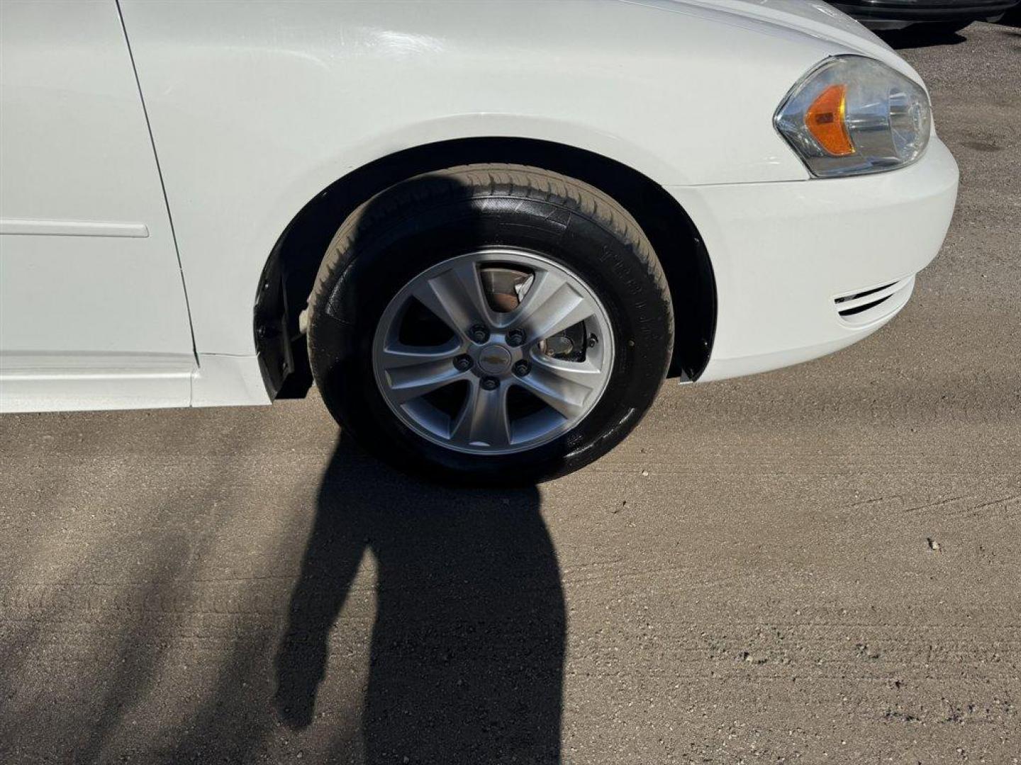 2016 White /Grey Chevrolet Impala Limited (2G1WA5E38G1) with an 3.6l V6 Sidi Dohc Flex 3. engine, Automatic transmission, located at 745 East Steele Rd., West Columbia, SC, 29170, (803) 755-9148, 33.927212, -81.148483 - 2016 Chevrolet Impala Limited - Photo#23