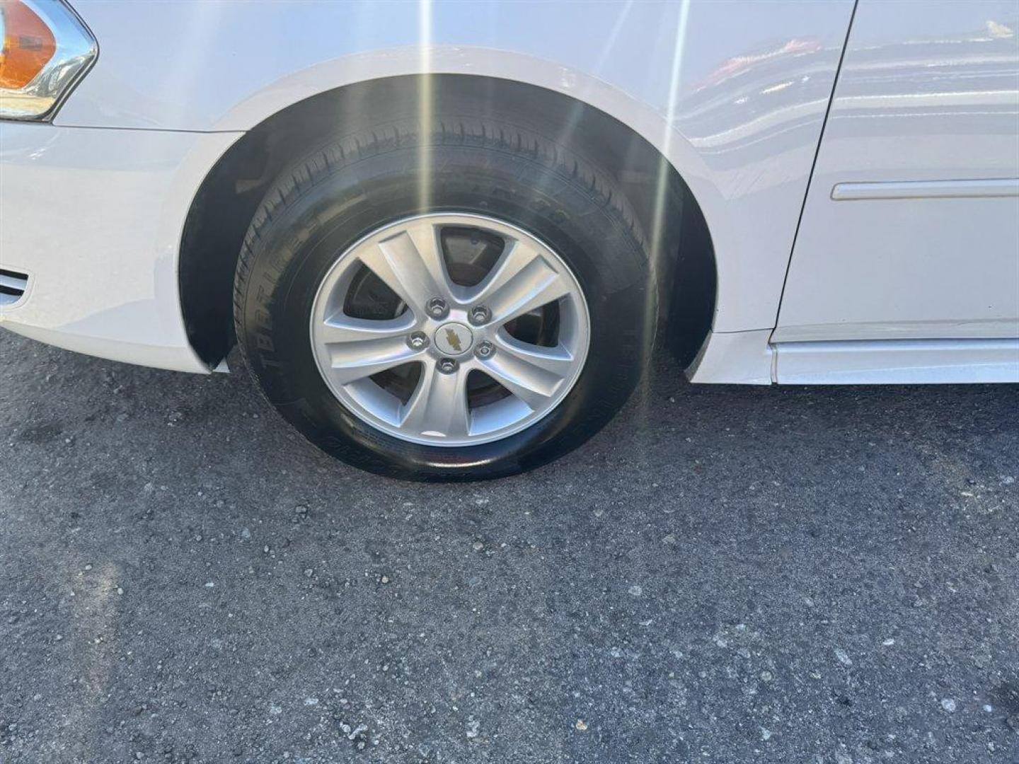 2016 White /Grey Chevrolet Impala Limited (2G1WA5E38G1) with an 3.6l V6 Sidi Dohc Flex 3. engine, Automatic transmission, located at 745 East Steele Rd., West Columbia, SC, 29170, (803) 755-9148, 33.927212, -81.148483 - 2016 Chevrolet Impala Limited - Photo#26