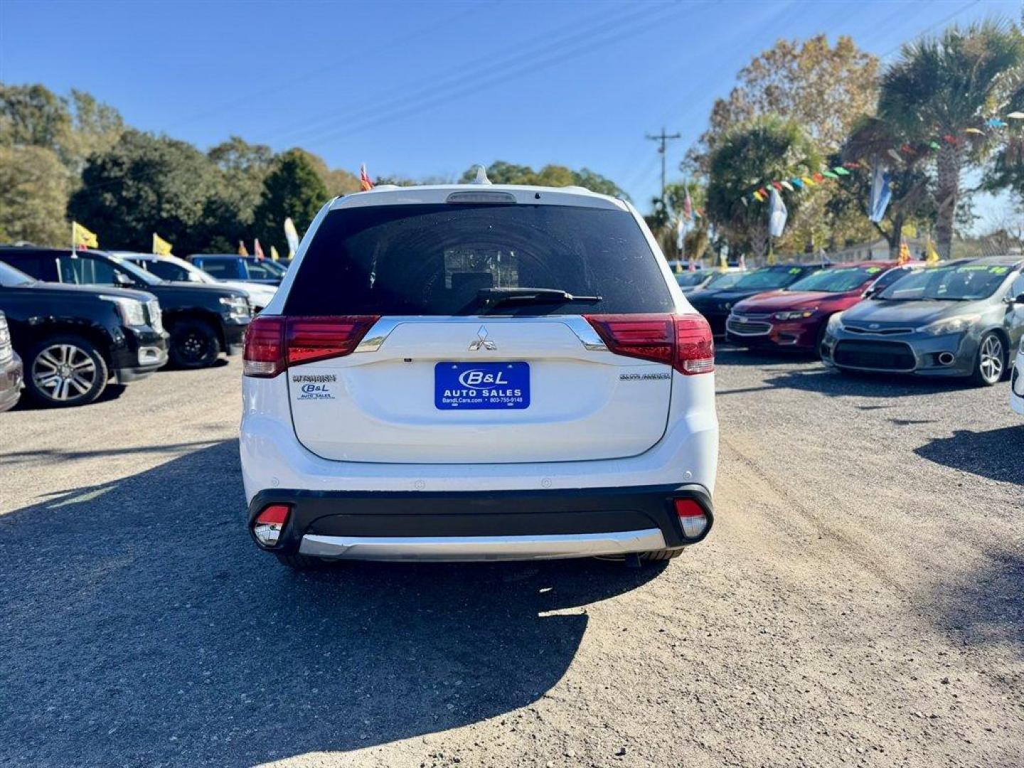 2017 White /Black Mitsubishi Outlander (JA4AD2A35HZ) with an 2.4l I-4 MPI Sohc 2.4l engine, Automatic transmission, located at 745 East Steele Rd., West Columbia, SC, 29170, (803) 755-9148, 33.927212, -81.148483 - Special Internet Price! 2017 Mitsubishi Outlander - Photo#4