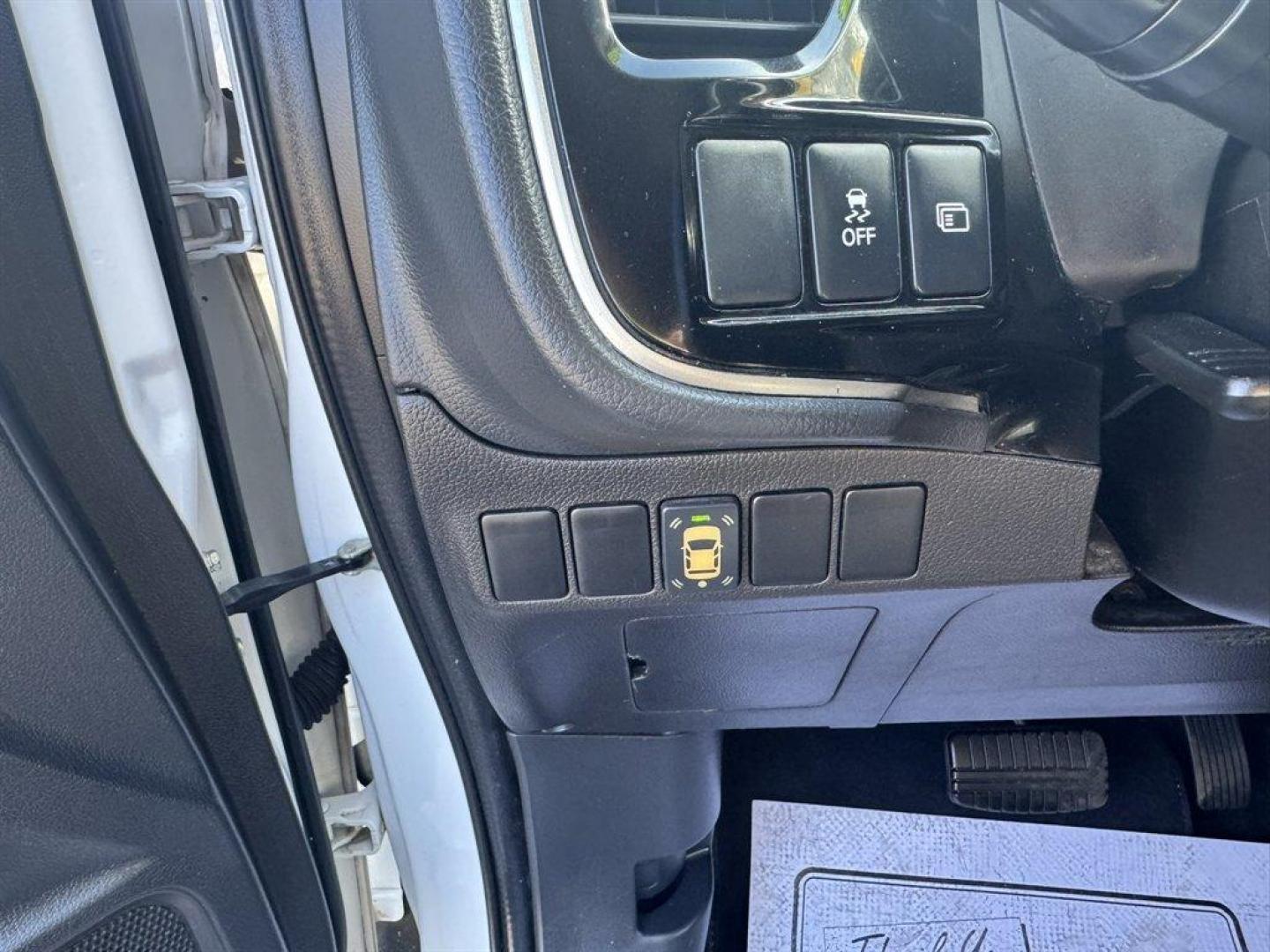 2017 White /Black Mitsubishi Outlander (JA4AD2A35HZ) with an 2.4l I-4 MPI Sohc 2.4l engine, Automatic transmission, located at 745 East Steele Rd., West Columbia, SC, 29170, (803) 755-9148, 33.927212, -81.148483 - Special Internet Price! 2017 Mitsubishi Outlander - Photo#14