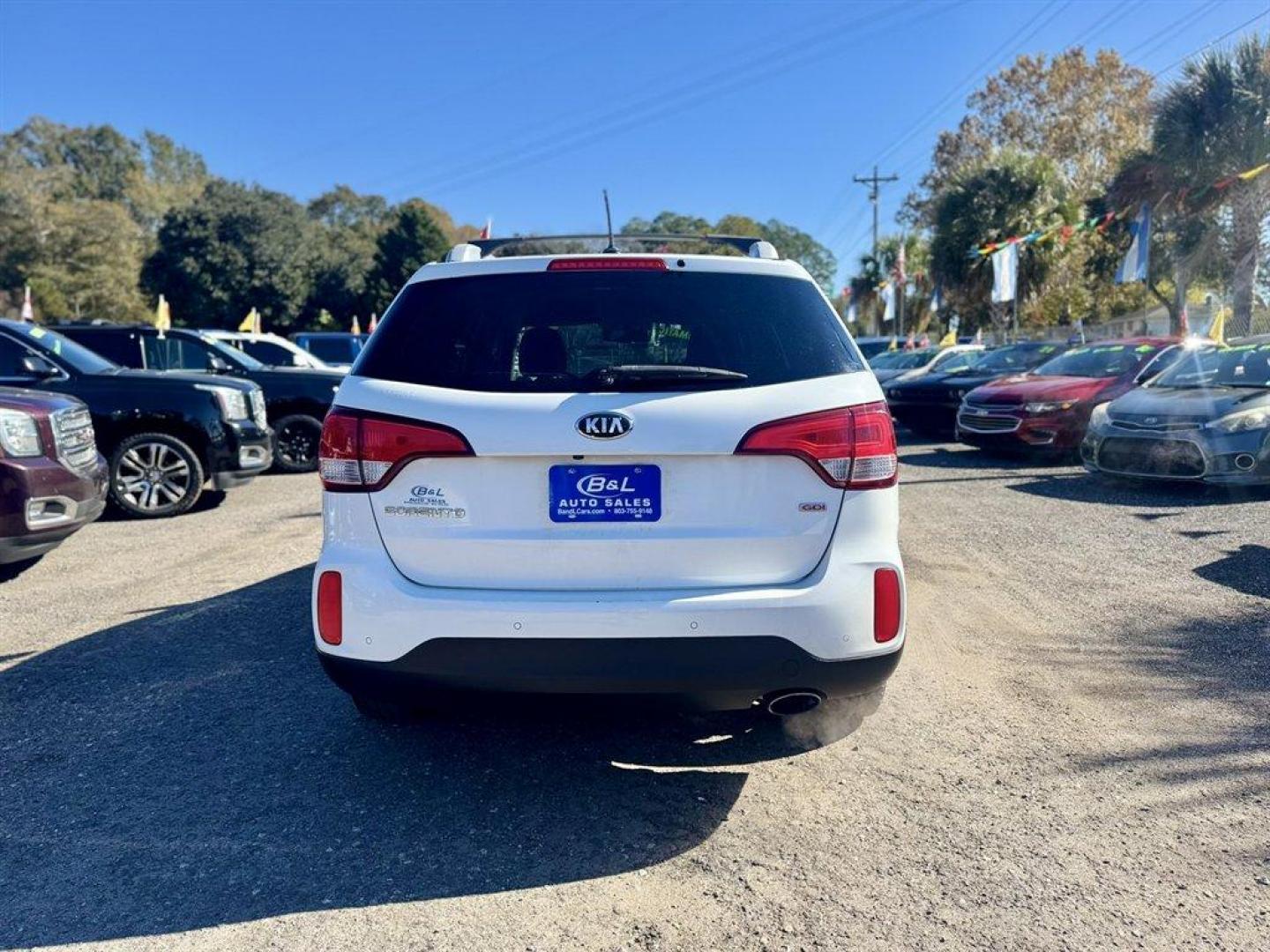 2014 White /Black Kia Sorento (5XYKTCA68EG) with an 2.4l I-4 DI Dohc 2.4l engine, Automatic transmission, located at 745 East Steele Rd., West Columbia, SC, 29170, (803) 755-9148, 33.927212, -81.148483 - Special Internet Price! 2014 Kia Sorento - Photo#4