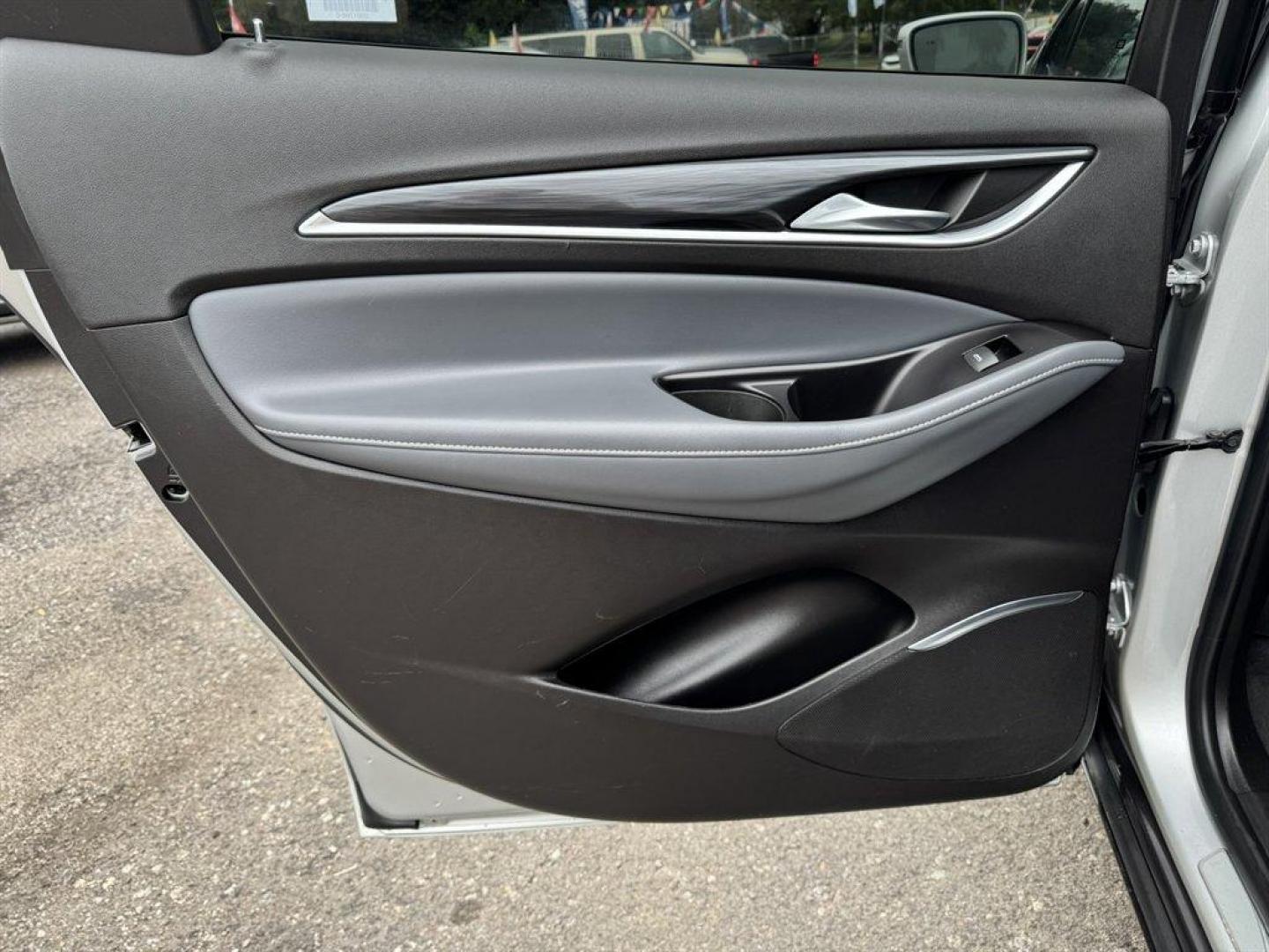 2020 Silver /Grey Buick Enclave (5GAERBKW3LJ) with an 3.6l V6 Sidi Dohc 3.6l engine, Automatic transmission, located at 745 East Steele Rd., West Columbia, SC, 29170, (803) 755-9148, 33.927212, -81.148483 - Special Internet Price! 2020 Buick Enclave - Photo#20