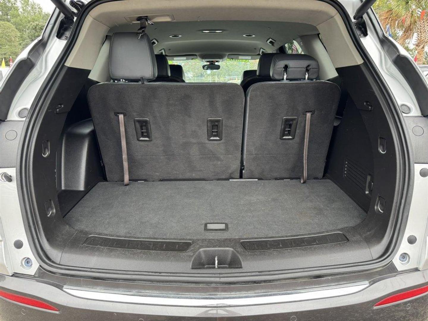 2020 Silver /Grey Buick Enclave (5GAERBKW3LJ) with an 3.6l V6 Sidi Dohc 3.6l engine, Automatic transmission, located at 745 East Steele Rd., West Columbia, SC, 29170, (803) 755-9148, 33.927212, -81.148483 - Special Internet Price! 2020 Buick Enclave - Photo#28