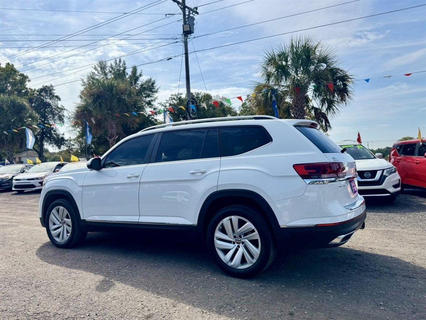 2021 White /Black Volkswagen Atlas (1V2ER2CA3MC) with an 3.6l V6 FSI Dohc 3.6l engine, Automatic transmission, located at 745 East Steele Rd., West Columbia, SC, 29170, (803) 755-9148, 33.927212, -81.148483 - Special Internet Price! 2021 Volkswagen Atlas - Photo#5