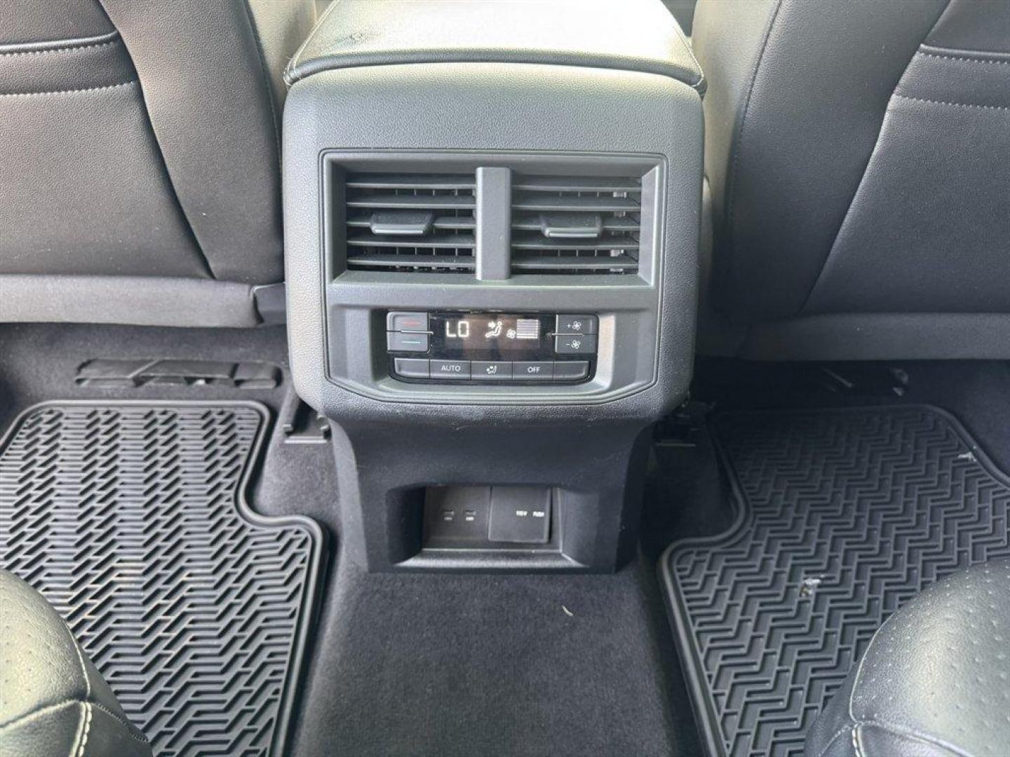 2021 White /Black Volkswagen Atlas (1V2ER2CA3MC) with an 3.6l V6 FSI Dohc 3.6l engine, Automatic transmission, located at 745 East Steele Rd., West Columbia, SC, 29170, (803) 755-9148, 33.927212, -81.148483 - Special Internet Price! 2021 Volkswagen Atlas - Photo#25