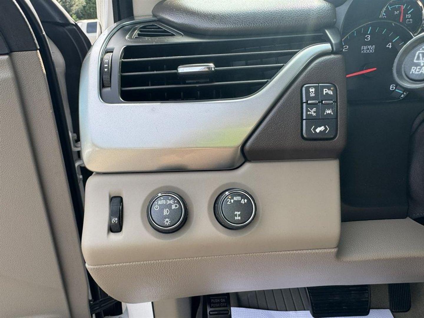 2018 White /Tan Chevrolet Tahoe (1GNSKCKC2JR) with an 5.3l V8 DI VVT Flex 5.3l engine, Automatic transmission, located at 745 East Steele Rd., West Columbia, SC, 29170, (803) 755-9148, 33.927212, -81.148483 - Special Internet Price! 2018 Chevrolet Tahoe - Photo#20