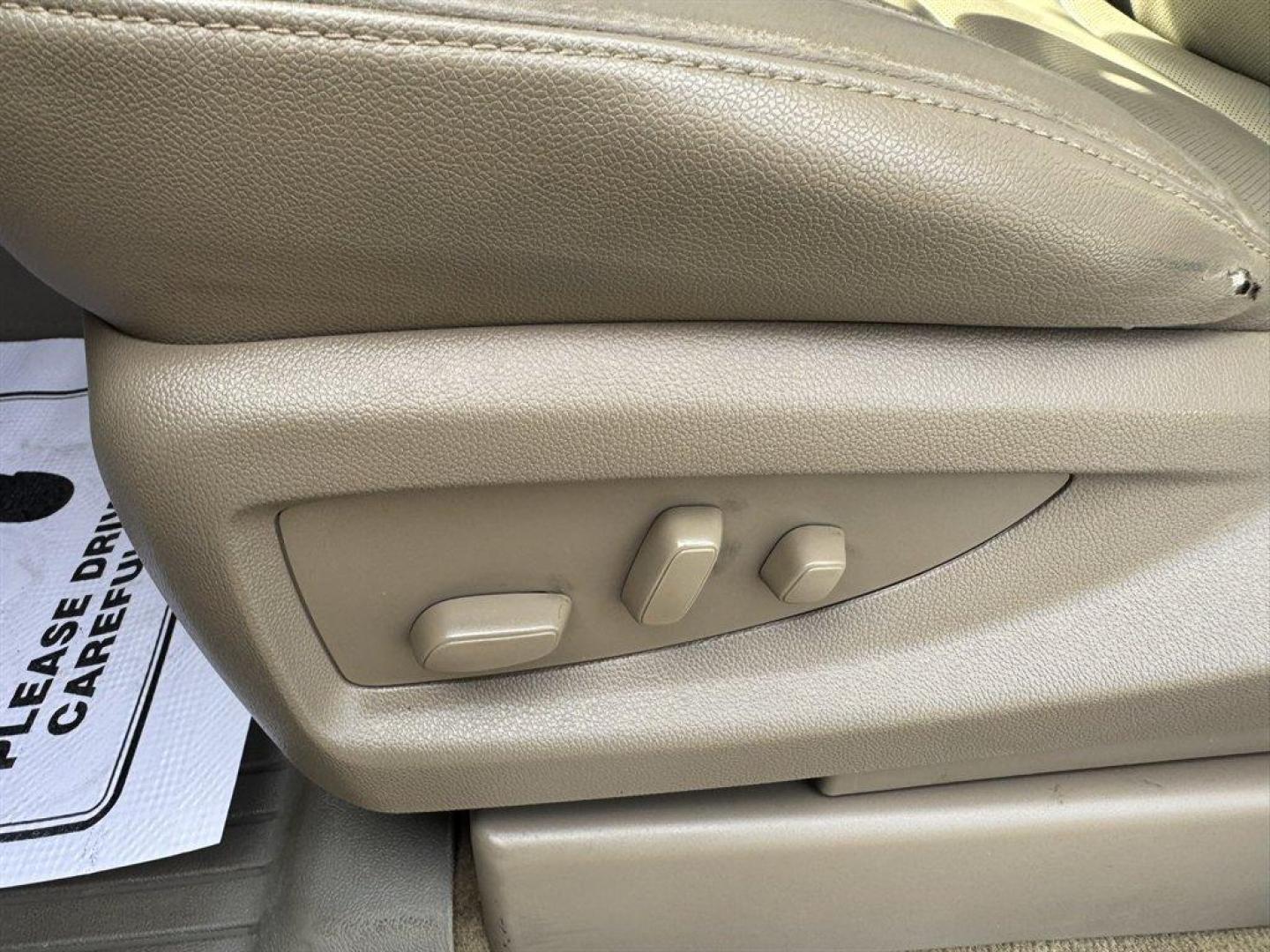 2018 White /Tan Chevrolet Tahoe (1GNSKCKC2JR) with an 5.3l V8 DI VVT Flex 5.3l engine, Automatic transmission, located at 745 East Steele Rd., West Columbia, SC, 29170, (803) 755-9148, 33.927212, -81.148483 - Special Internet Price! 2018 Chevrolet Tahoe - Photo#24