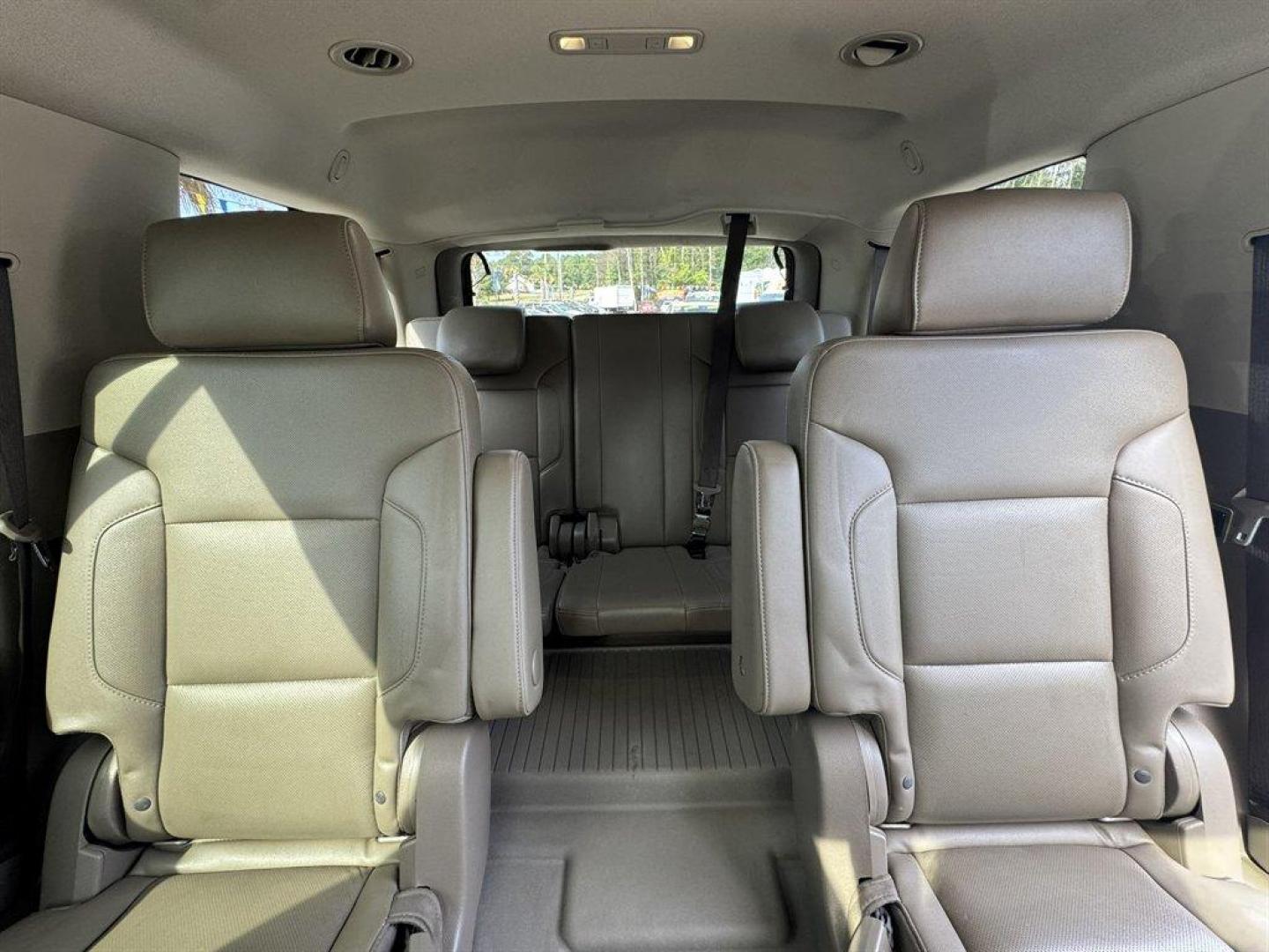 2018 White /Tan Chevrolet Tahoe (1GNSKCKC2JR) with an 5.3l V8 DI VVT Flex 5.3l engine, Automatic transmission, located at 745 East Steele Rd., West Columbia, SC, 29170, (803) 755-9148, 33.927212, -81.148483 - Special Internet Price! 2018 Chevrolet Tahoe - Photo#29