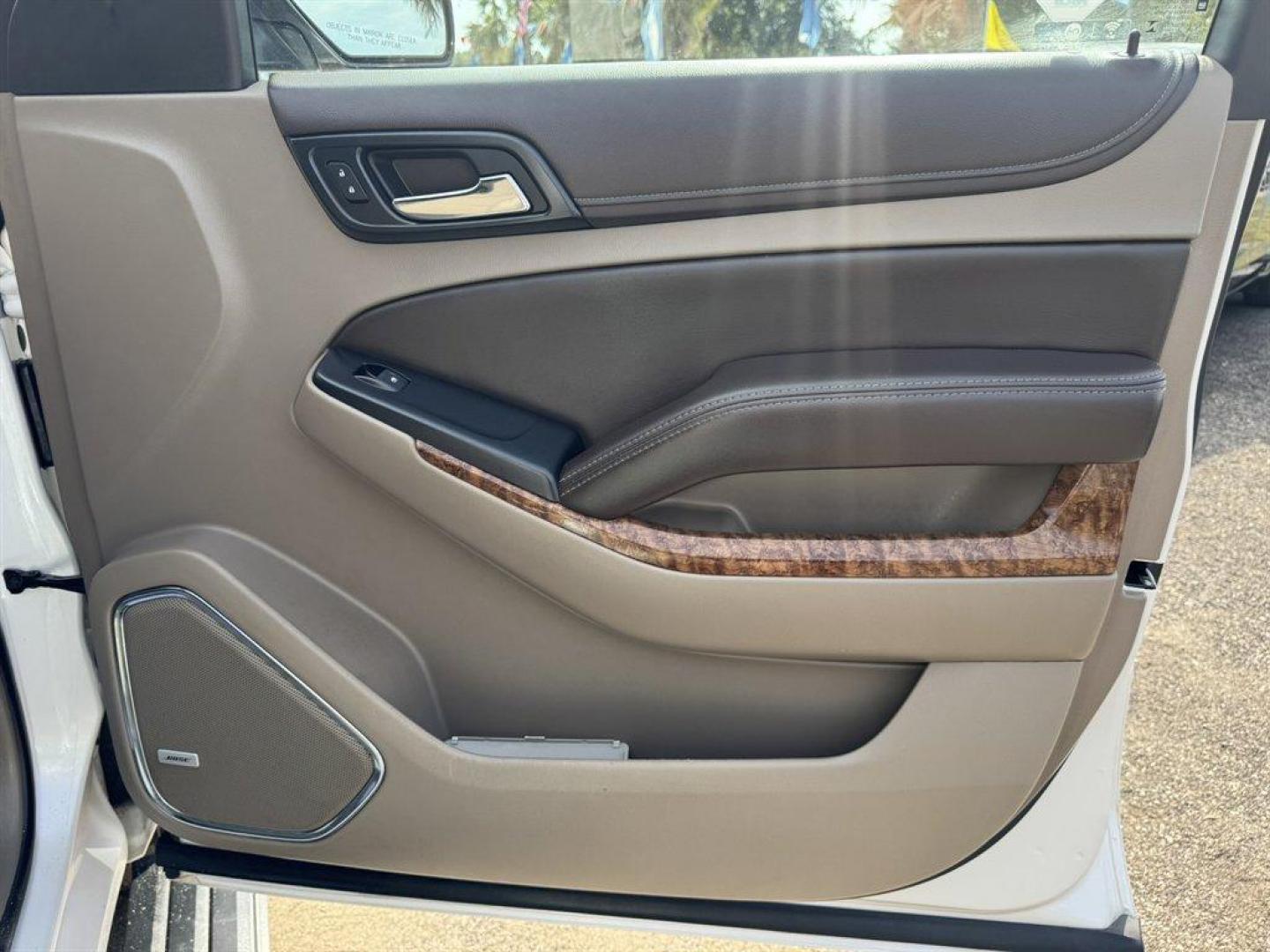 2018 White /Tan Chevrolet Tahoe (1GNSKCKC2JR) with an 5.3l V8 DI VVT Flex 5.3l engine, Automatic transmission, located at 745 East Steele Rd., West Columbia, SC, 29170, (803) 755-9148, 33.927212, -81.148483 - Special Internet Price! 2018 Chevrolet Tahoe - Photo#32