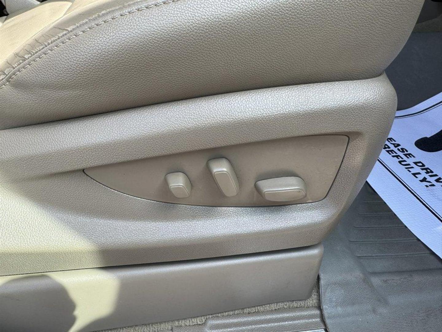 2018 White /Tan Chevrolet Tahoe (1GNSKCKC2JR) with an 5.3l V8 DI VVT Flex 5.3l engine, Automatic transmission, located at 745 East Steele Rd., West Columbia, SC, 29170, (803) 755-9148, 33.927212, -81.148483 - Special Internet Price! 2018 Chevrolet Tahoe - Photo#34