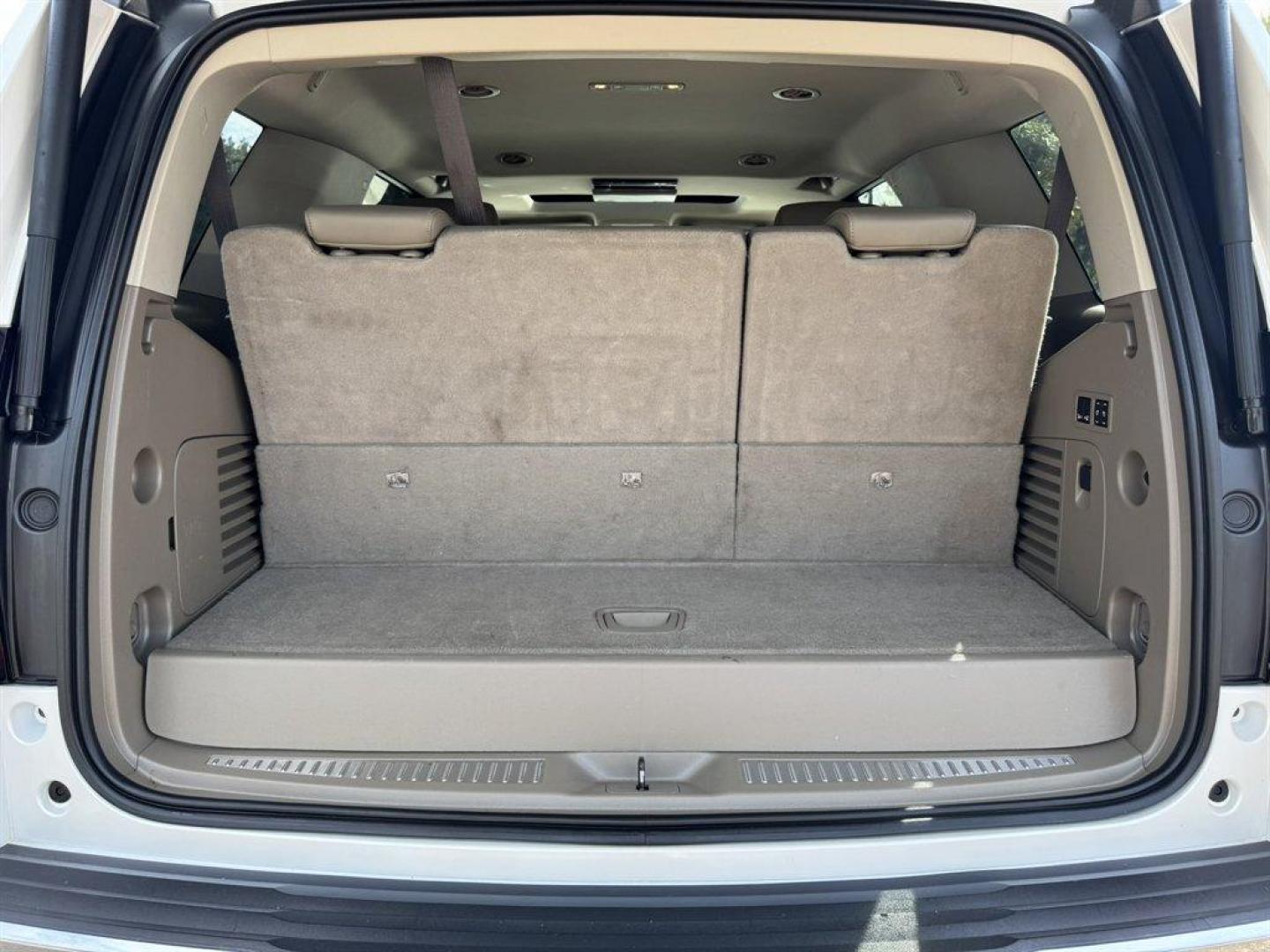 2018 White /Tan Chevrolet Tahoe (1GNSKCKC2JR) with an 5.3l V8 DI VVT Flex 5.3l engine, Automatic transmission, located at 745 East Steele Rd., West Columbia, SC, 29170, (803) 755-9148, 33.927212, -81.148483 - Special Internet Price! 2018 Chevrolet Tahoe - Photo#35