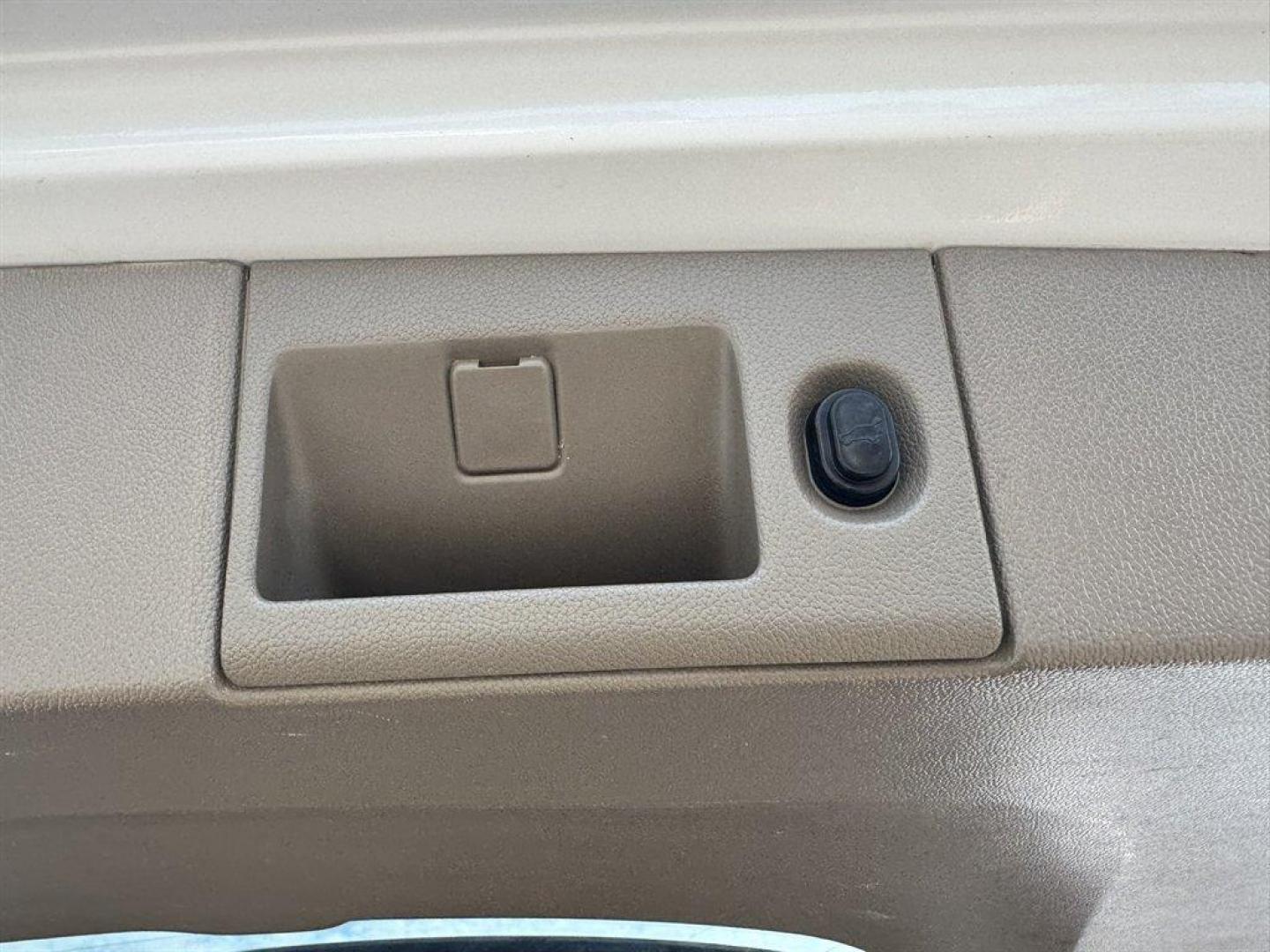 2018 White /Tan Chevrolet Tahoe (1GNSKCKC2JR) with an 5.3l V8 DI VVT Flex 5.3l engine, Automatic transmission, located at 745 East Steele Rd., West Columbia, SC, 29170, (803) 755-9148, 33.927212, -81.148483 - Special Internet Price! 2018 Chevrolet Tahoe - Photo#37