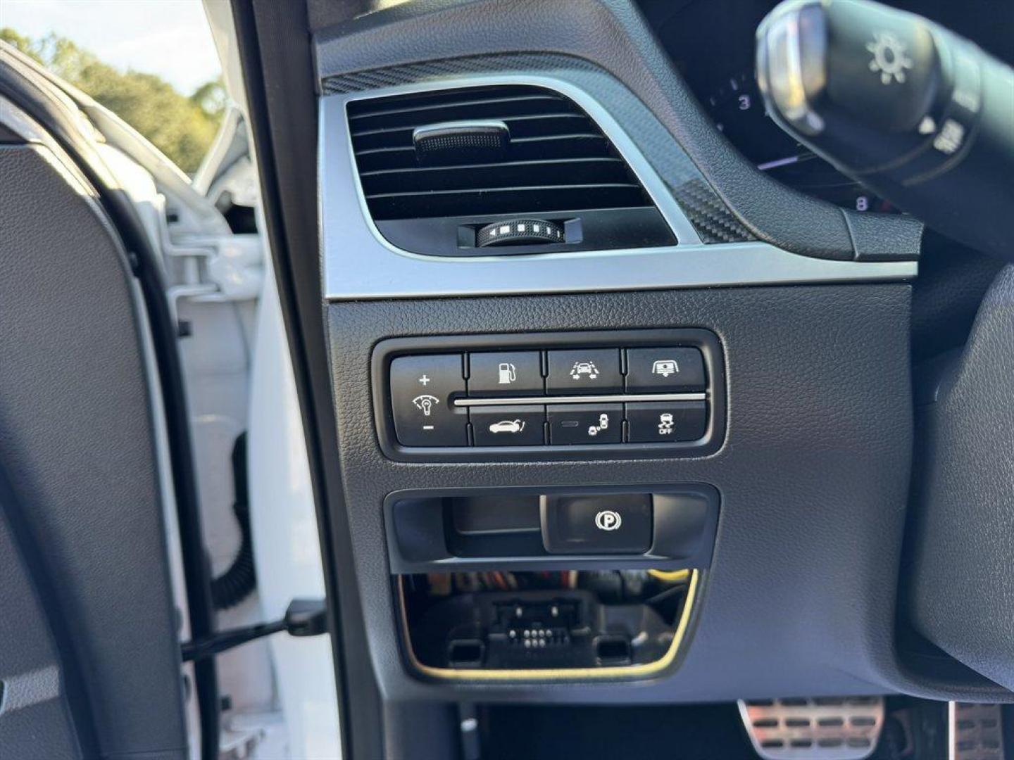 2018 White /Black Genesis G80 (KMHGN4JB8JU) with an 3.3l V6 DI Dohc T/C 3.3l engine, Automatic transmission, located at 745 East Steele Rd., West Columbia, SC, 29170, (803) 755-9148, 33.927212, -81.148483 - Special Internet Price! 2018 Genesis G80 - Photo#15