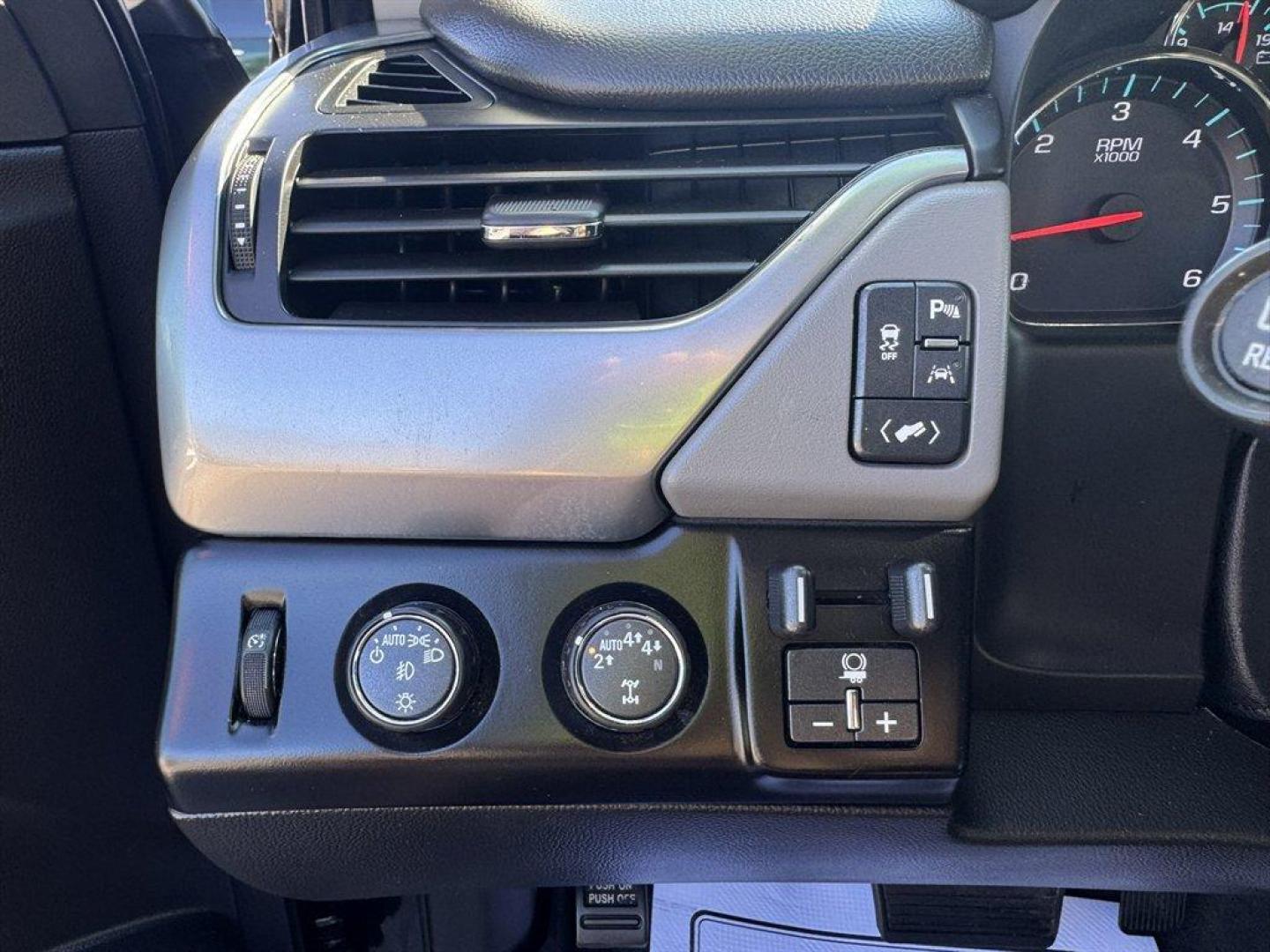 2020 Black /Black Chevrolet Suburban (1GNSKHKC0LR) with an 5.3l V8 DI VVT Flex 5.3l engine, Automatic transmission, located at 745 East Steele Rd., West Columbia, SC, 29170, (803) 755-9148, 33.927212, -81.148483 - Special Internet Price! 2020 Chevrolet Suburban - Photo#18