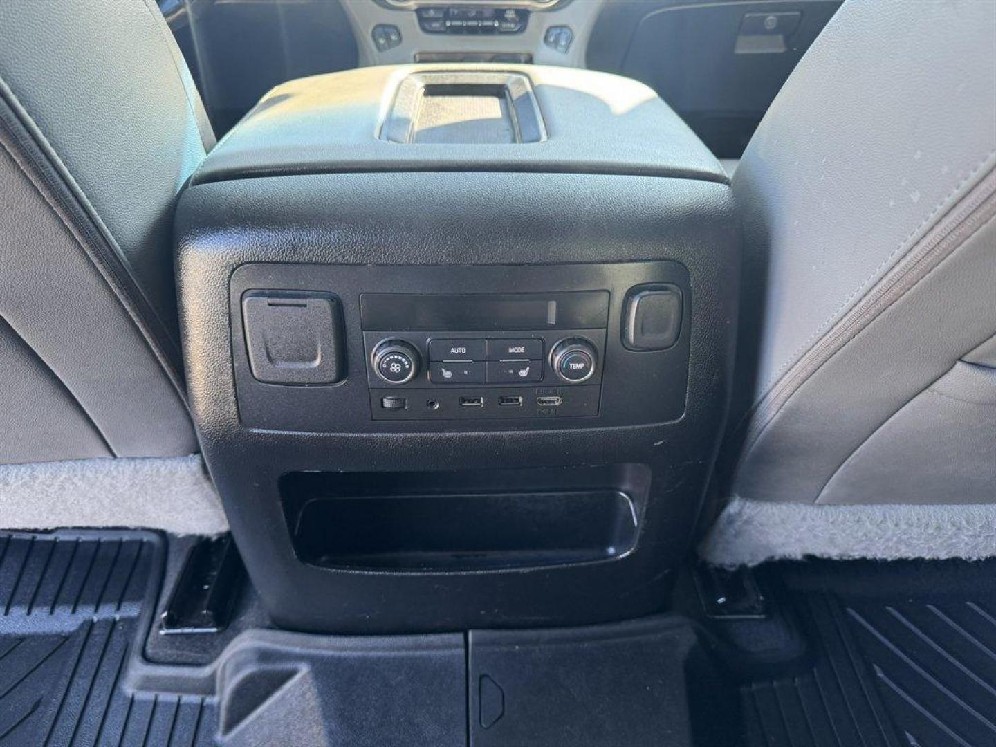 2020 Black /Black Chevrolet Suburban (1GNSKHKC0LR) with an 5.3l V8 DI VVT Flex 5.3l engine, Automatic transmission, located at 745 East Steele Rd., West Columbia, SC, 29170, (803) 755-9148, 33.927212, -81.148483 - Special Internet Price! 2020 Chevrolet Suburban - Photo#25