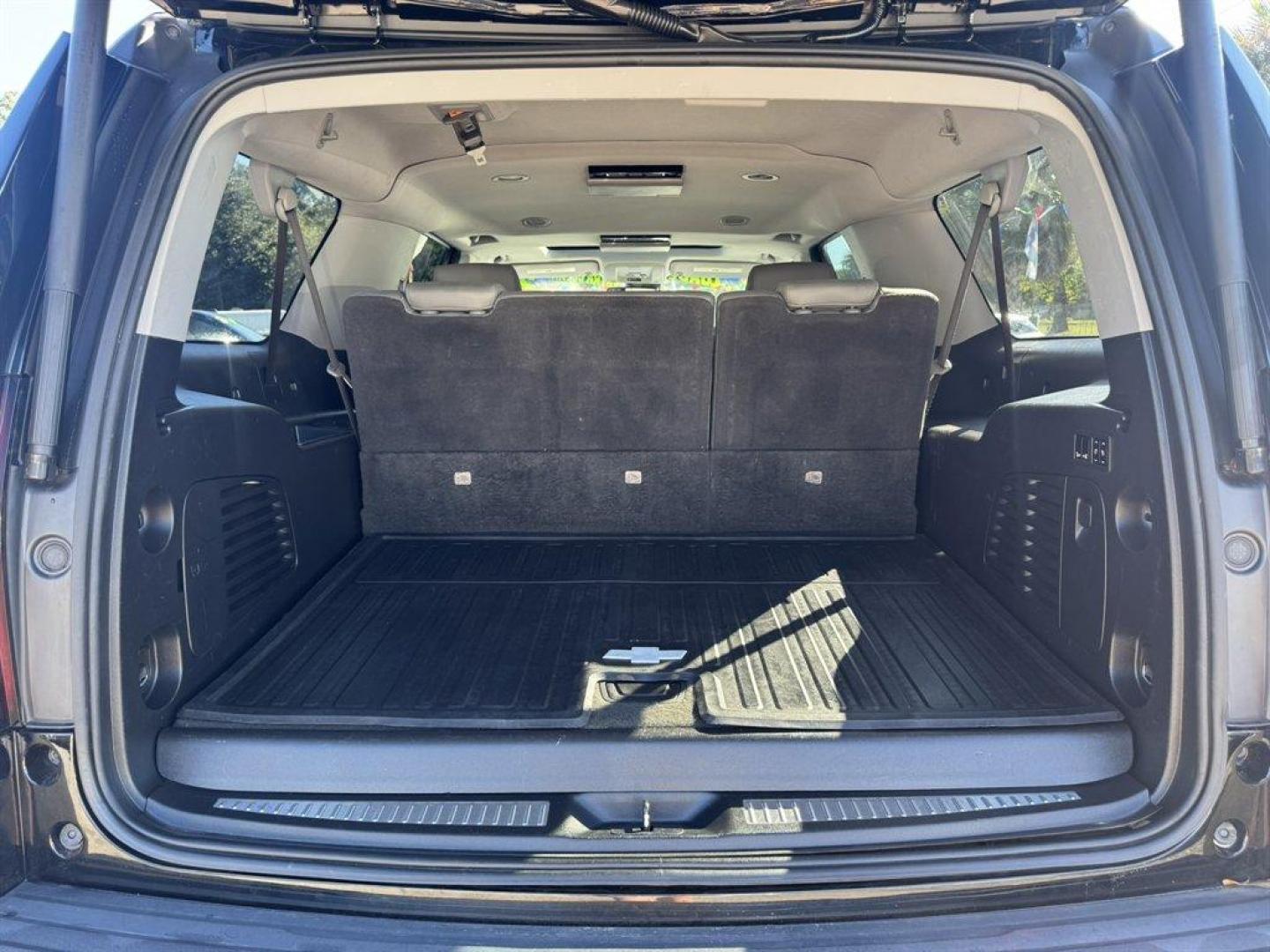 2020 Black /Black Chevrolet Suburban (1GNSKHKC0LR) with an 5.3l V8 DI VVT Flex 5.3l engine, Automatic transmission, located at 745 East Steele Rd., West Columbia, SC, 29170, (803) 755-9148, 33.927212, -81.148483 - Special Internet Price! 2020 Chevrolet Suburban - Photo#33