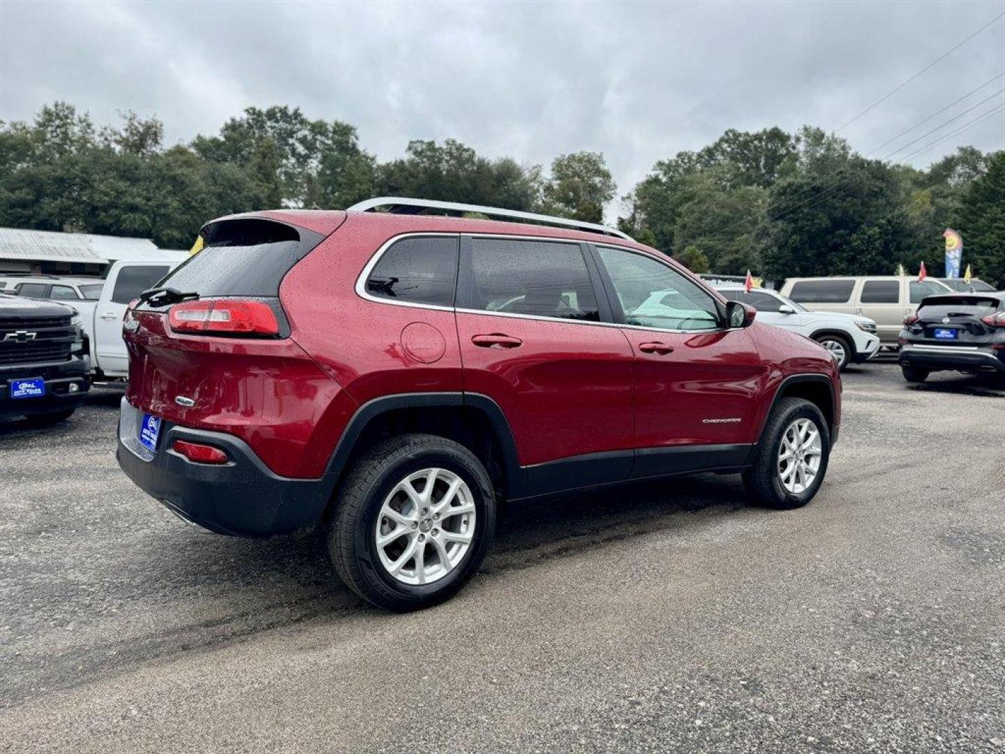 2015 Red /Black Jeep Cherokee (1C4PJMCSXFW) with an 3.2l V6 Smpi Dohc 3.2l engine, Automatic transmission, located at 745 East Steele Rd., West Columbia, SC, 29170, (803) 755-9148, 33.927212, -81.148483 - Special Internet Price! 2015 Jeep Cherokee - Photo#5