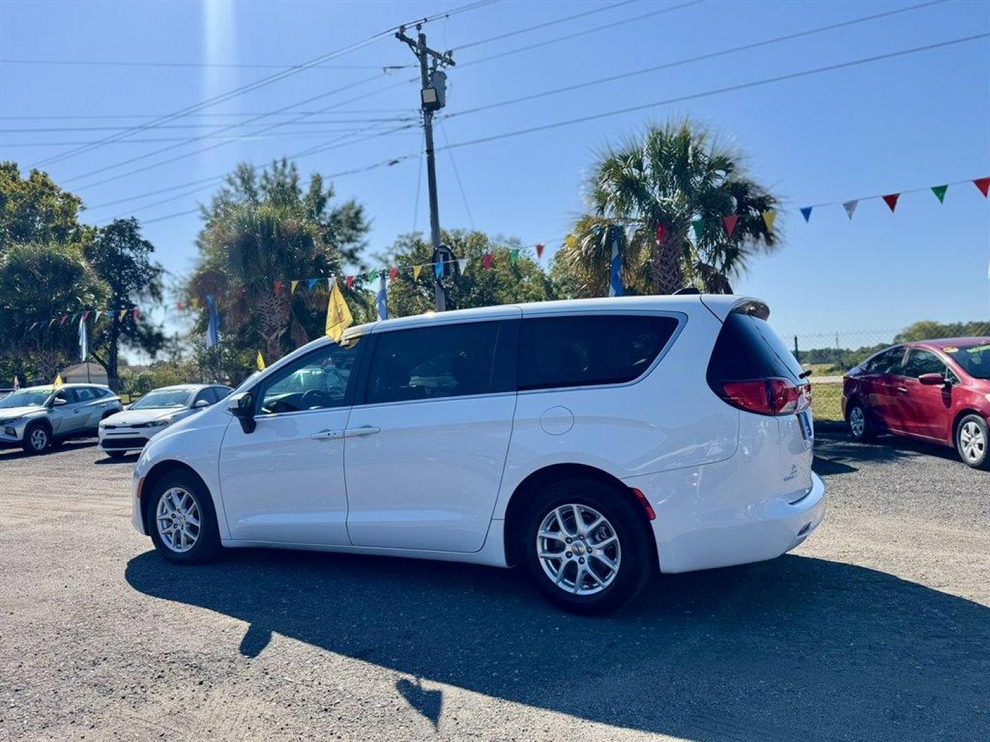 2021 White /Grey Chrysler Voyager (2C4RC1CG2MR) with an 3.6l V6 MPI Dohc VVT Flex engine, Automatic transmission, located at 745 East Steele Rd., West Columbia, SC, 29170, (803) 755-9148, 33.927212, -81.148483 - Special Internet Price! 2021 Chrysler Voyager - Photo#5