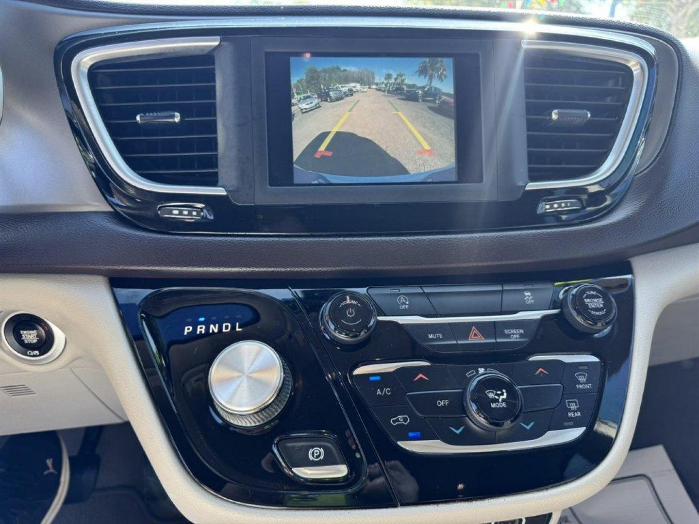 2021 White /Grey Chrysler Voyager (2C4RC1CG2MR) with an 3.6l V6 MPI Dohc VVT Flex engine, Automatic transmission, located at 745 East Steele Rd., West Columbia, SC, 29170, (803) 755-9148, 33.927212, -81.148483 - Special Internet Price! 2021 Chrysler Voyager - Photo#14