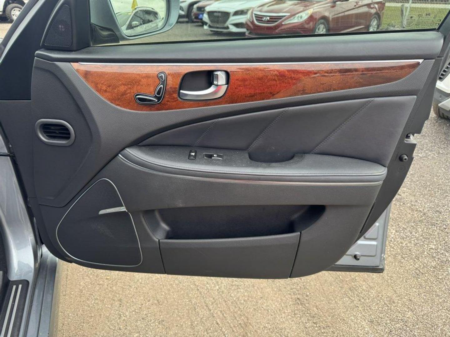 2015 Grey /Black Hyundai Equus (KMHGH4JHXFU) with an 5.0l V8 DI Dohc Cvvt 5.0l engine, Automatic transmission, located at 745 East Steele Rd., West Columbia, SC, 29170, (803) 755-9148, 33.927212, -81.148483 - Special Internet Price! 2015 Hyundai Equus - Photo#27