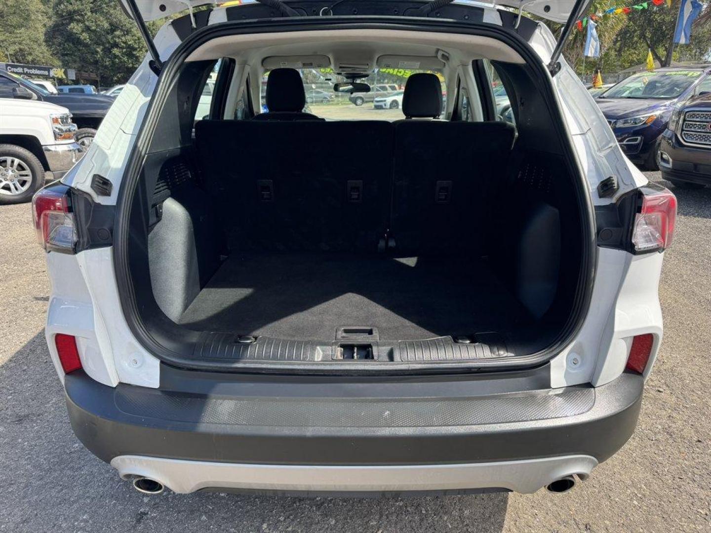2022 White /Grey Ford Escape (1FMCU0F66NU) with an 1.5l I-4 DI Dohc Ecoboost engine, Automatic transmission, located at 745 East Steele Rd., West Columbia, SC, 29170, (803) 755-9148, 33.927212, -81.148483 - Special Internet Price! 2022 Ford Escape - Photo#25