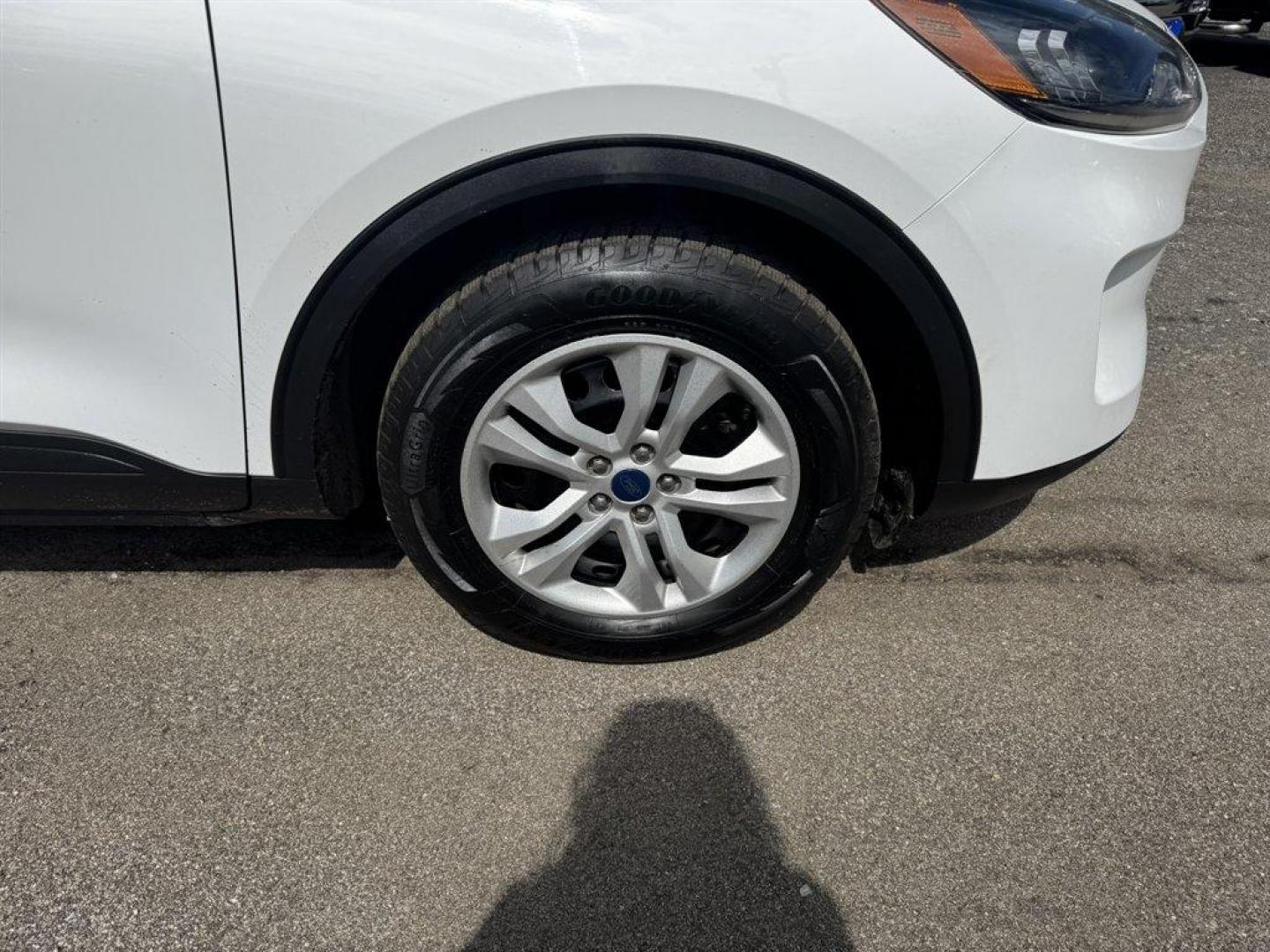 2022 White /Grey Ford Escape (1FMCU0F66NU) with an 1.5l I-4 DI Dohc Ecoboost engine, Automatic transmission, located at 745 East Steele Rd., West Columbia, SC, 29170, (803) 755-9148, 33.927212, -81.148483 - Special Internet Price! 2022 Ford Escape - Photo#26