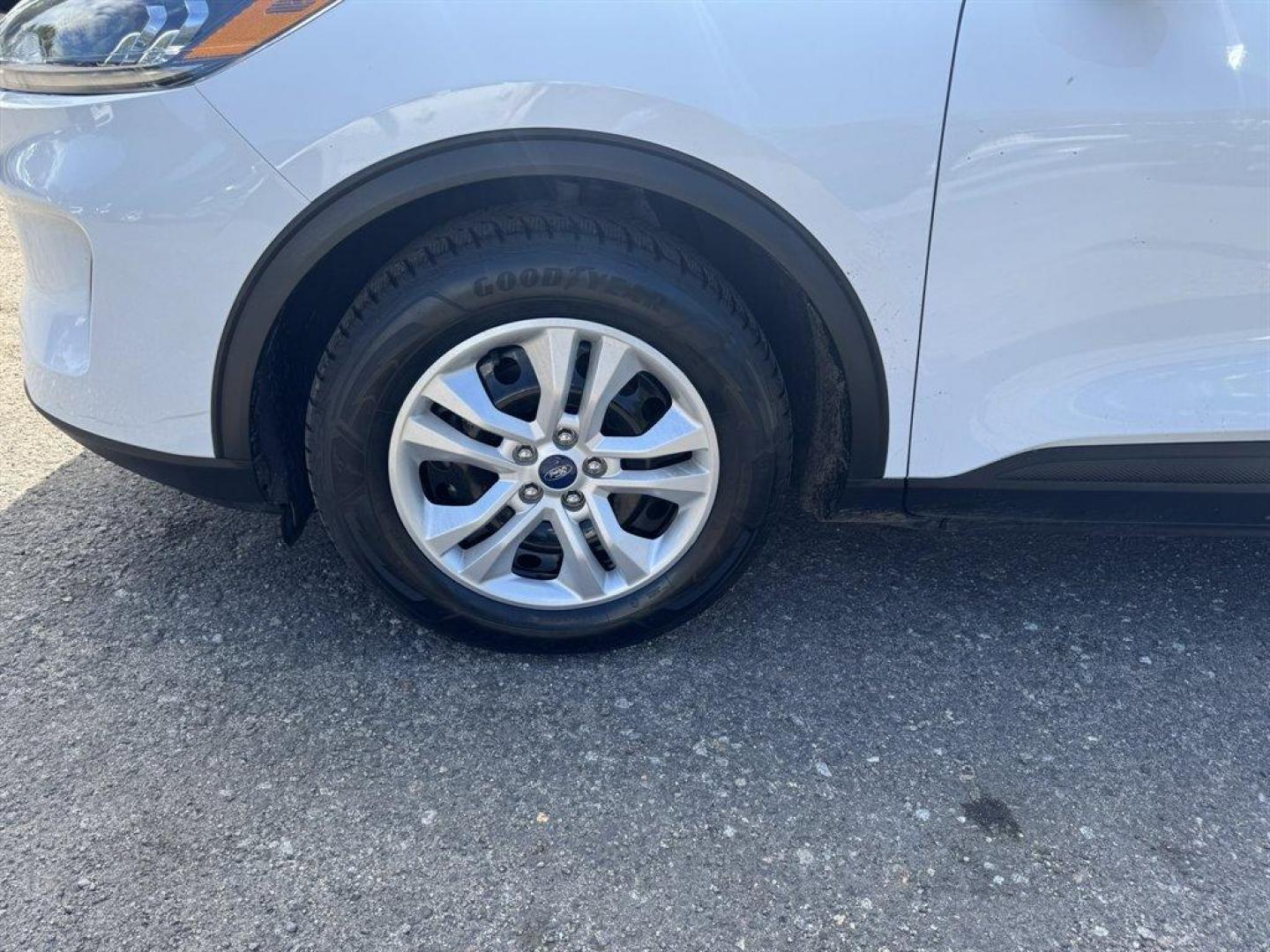 2022 White /Grey Ford Escape (1FMCU0F66NU) with an 1.5l I-4 DI Dohc Ecoboost engine, Automatic transmission, located at 745 East Steele Rd., West Columbia, SC, 29170, (803) 755-9148, 33.927212, -81.148483 - Special Internet Price! 2022 Ford Escape - Photo#29