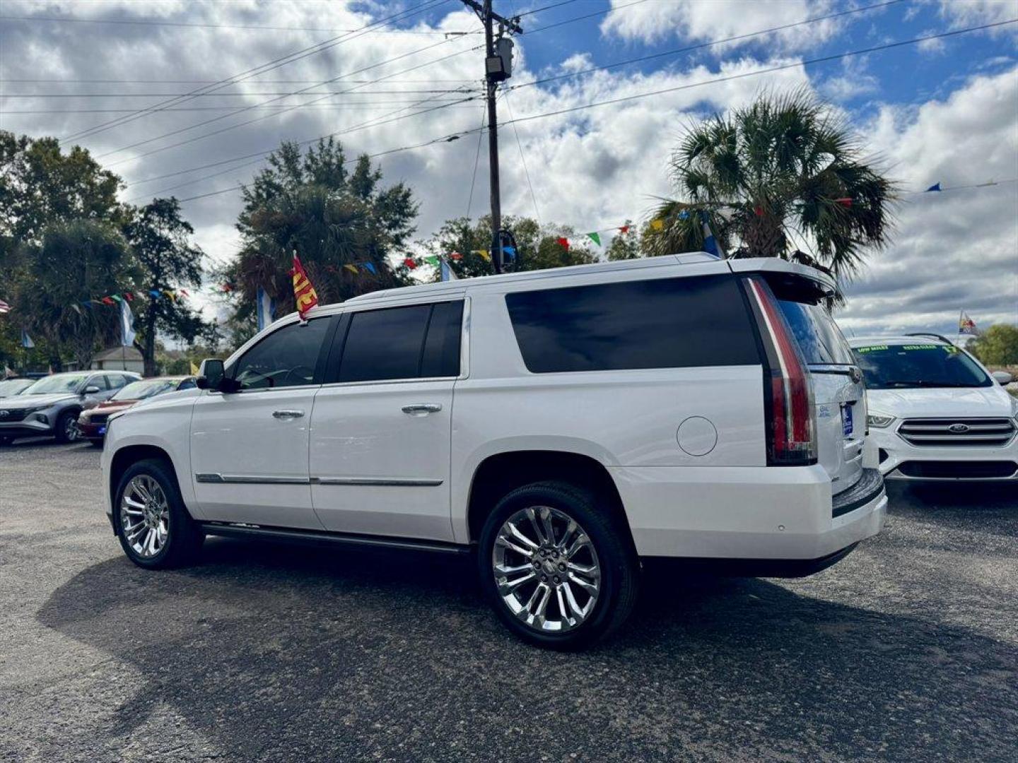 2017 White /Black Cadillac Escalade (1GYS3JKJ5HR) with an 6.2l V8 DI VVT Flex 6.2l engine, Automatic transmission, located at 745 East Steele Rd., West Columbia, SC, 29170, (803) 755-9148, 33.927212, -81.148483 - Special Internet Price! 2017 Cadillac Escalade - Photo#5