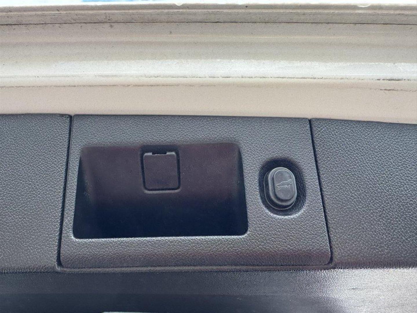 2017 White /Black Cadillac Escalade (1GYS3JKJ5HR) with an 6.2l V8 DI VVT Flex 6.2l engine, Automatic transmission, located at 745 East Steele Rd., West Columbia, SC, 29170, (803) 755-9148, 33.927212, -81.148483 - Special Internet Price! 2017 Cadillac Escalade - Photo#35