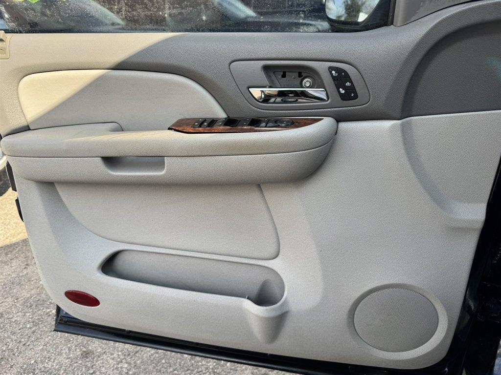 2007 Blue /Grey Chevrolet Tahoe (1GNFC13J07R) with an 5.3l V8 SFI 5.3l engine, Automatic transmission, located at 745 East Steele Rd., West Columbia, SC, 29170, (803) 755-9148, 33.927212, -81.148483 - Photo#16