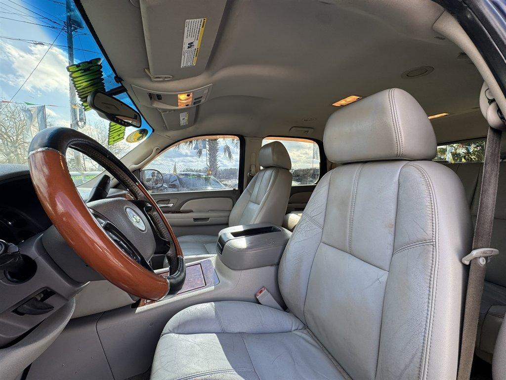 2007 Blue /Grey Chevrolet Tahoe (1GNFC13J07R) with an 5.3l V8 SFI 5.3l engine, Automatic transmission, located at 745 East Steele Rd., West Columbia, SC, 29170, (803) 755-9148, 33.927212, -81.148483 - Photo#18