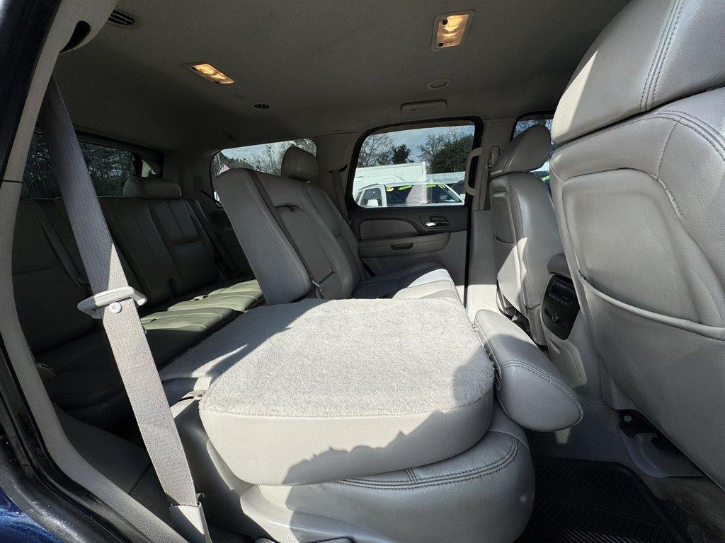 2007 Blue /Grey Chevrolet Tahoe (1GNFC13J07R) with an 5.3l V8 SFI 5.3l engine, Automatic transmission, located at 745 East Steele Rd., West Columbia, SC, 29170, (803) 755-9148, 33.927212, -81.148483 - Photo#24